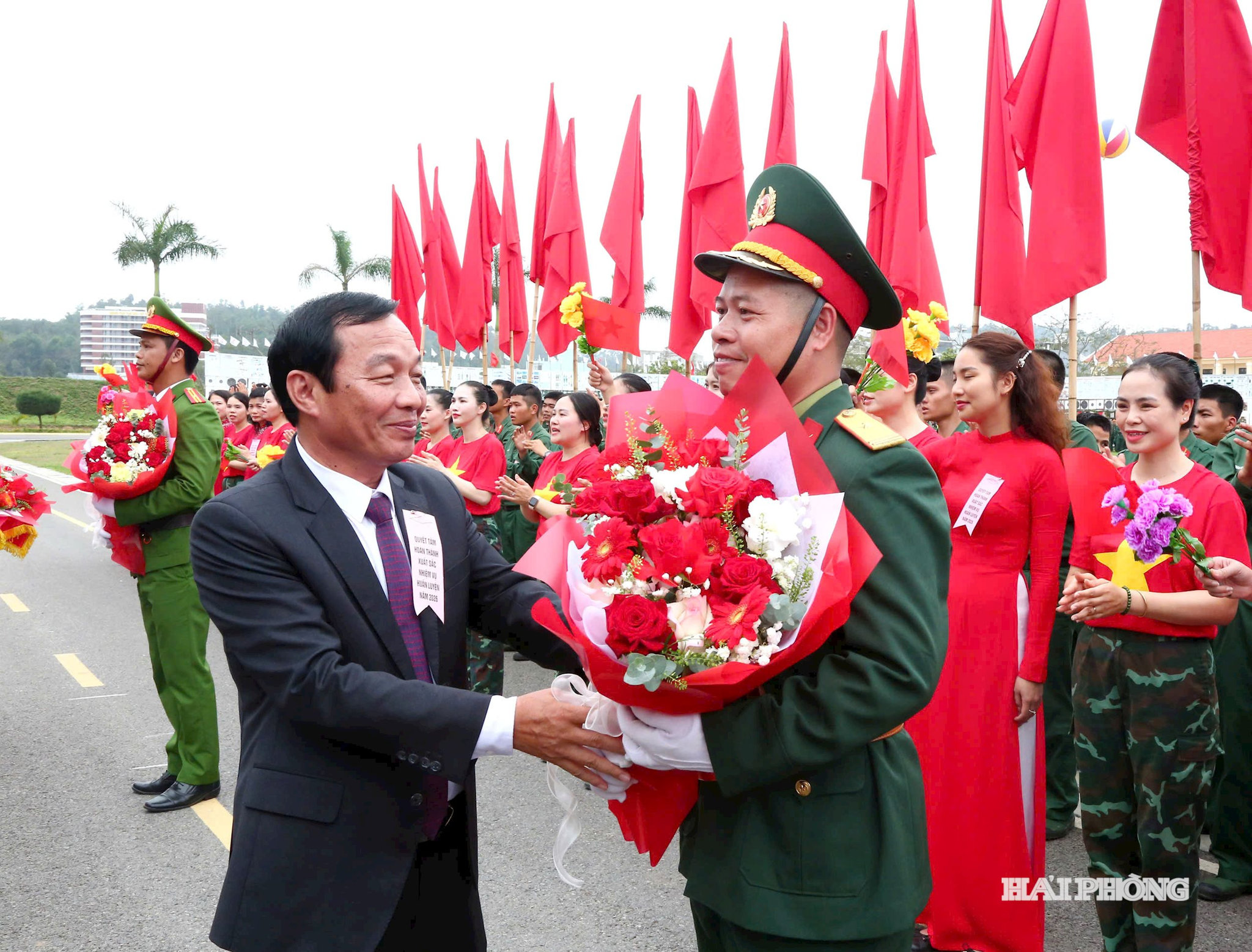 Đồng chí Lê Văn Hiệu, Phó bí thư Thành ủy, Chủ tịch HĐND thành phố cùng lãnh đạo Ban Chỉ huy quân sự thành phố tặng hoa chúc mừng các đơn vị tham gia huấn luyện năm 2026.