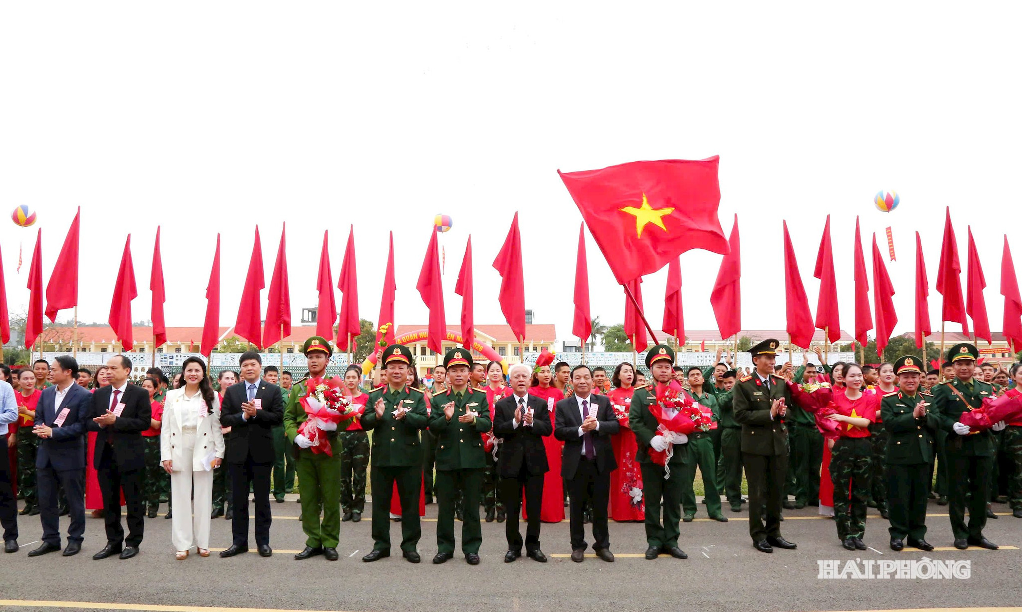 Đồng chí Lê Văn Hiệu, Phó bí thư Thành ủy, Chủ tịch HĐND thành phố cùng lãnh đạo Ban Chỉ huy quân sự thành phố tặng hoa chúc mừng các đơn vị tham gia huấn luyện năm 2026.