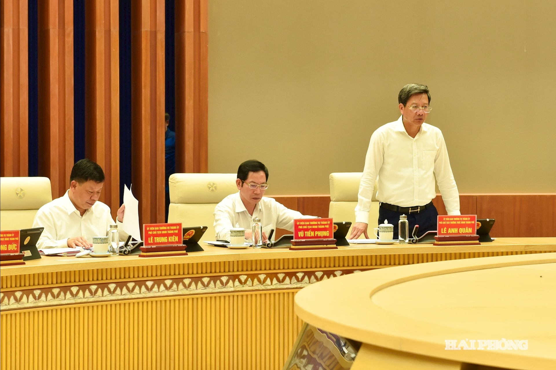 Đồng chí Lê Anh Quân, Phó Chủ tịch Thường trực UBND thành phố phát biểu tại hội nghị.