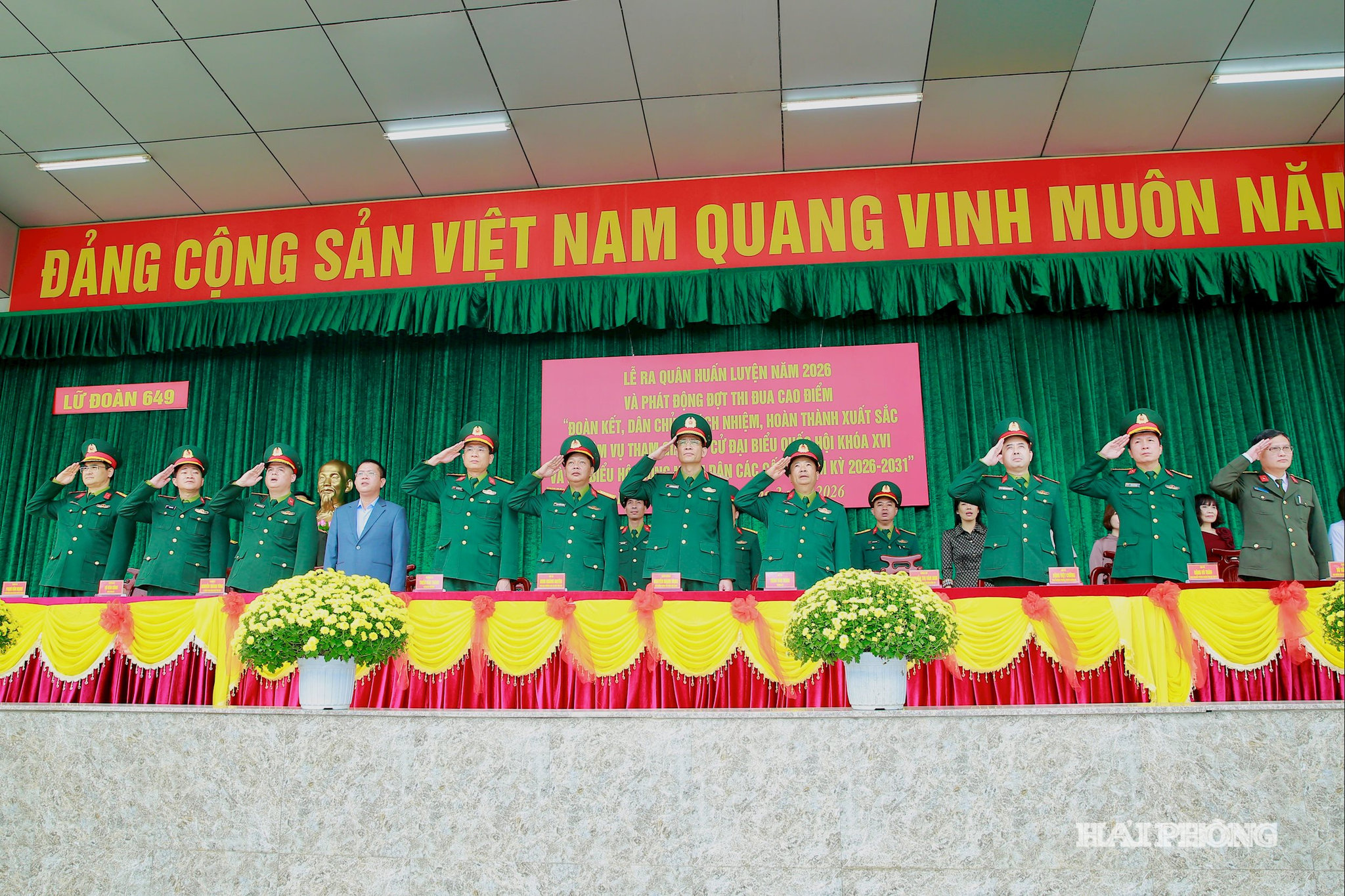 Các đại biểu dự lễ ra quán huans luyện.