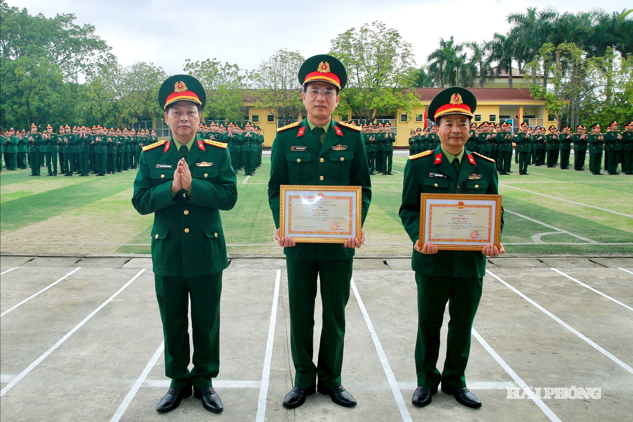 Đại tá Đinh Hoàng Huyên, Phó cục trưởng Cục xe máy-Vận tải trao bằng khen của Tổng cục Hậu cần-Kỹ thuật tặng tặng 2 cá nhân tiêu biểu Lữ đoàn 649, Cục xe máy-Vận tải, .