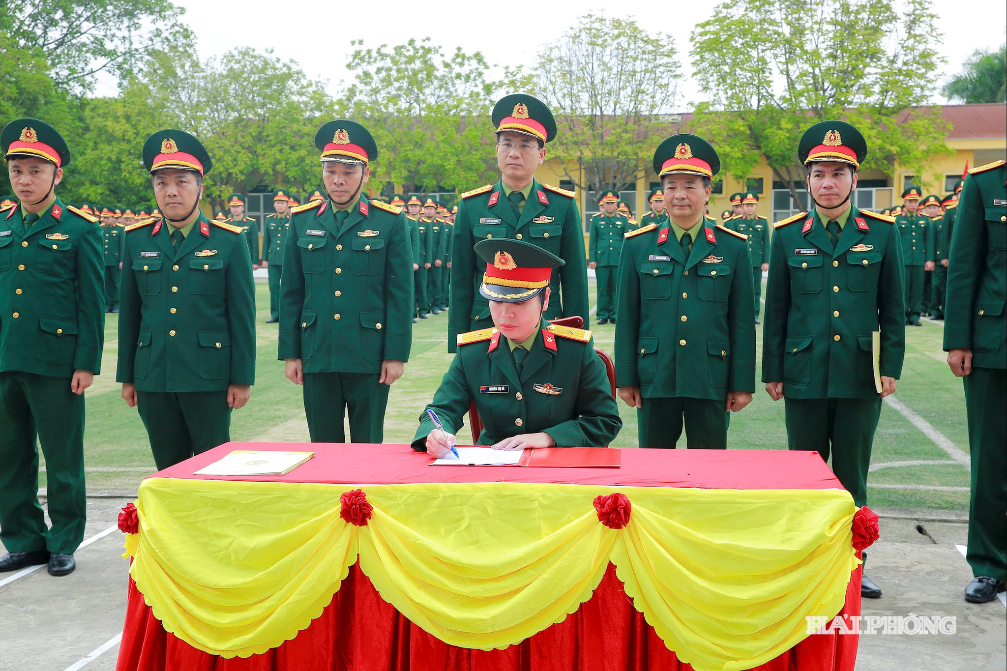 Các đơn vị ký kết thi đua trong ngày ra quán huấn luyện.