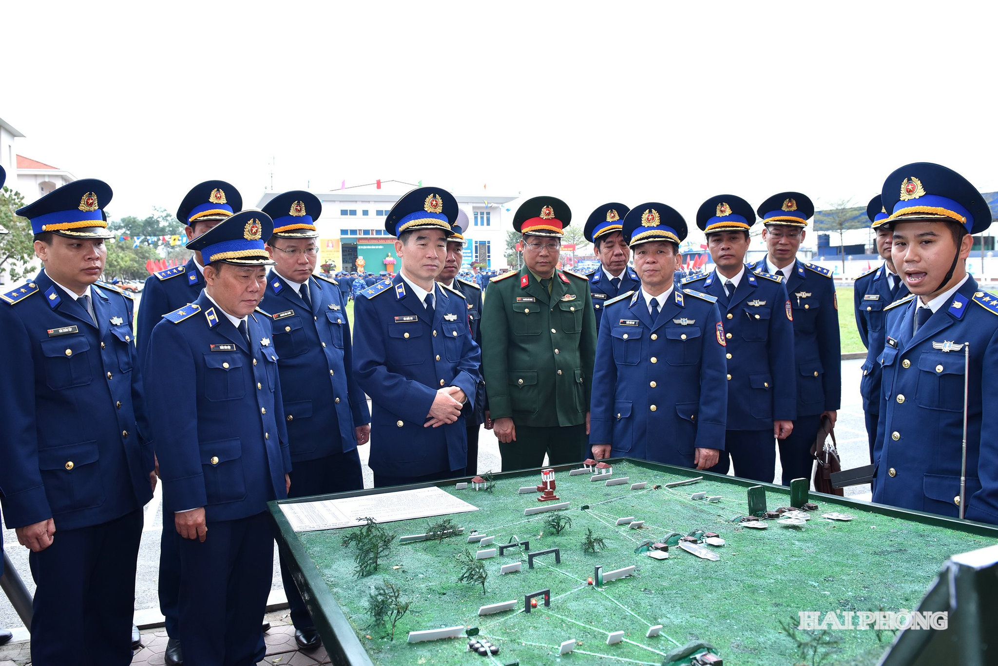 Trung tướng Bùi Quốc Oai, Chính ủy Cảnh sát biển Việt Nam cùng các đại biểu tham quan các mô hình học vụ.