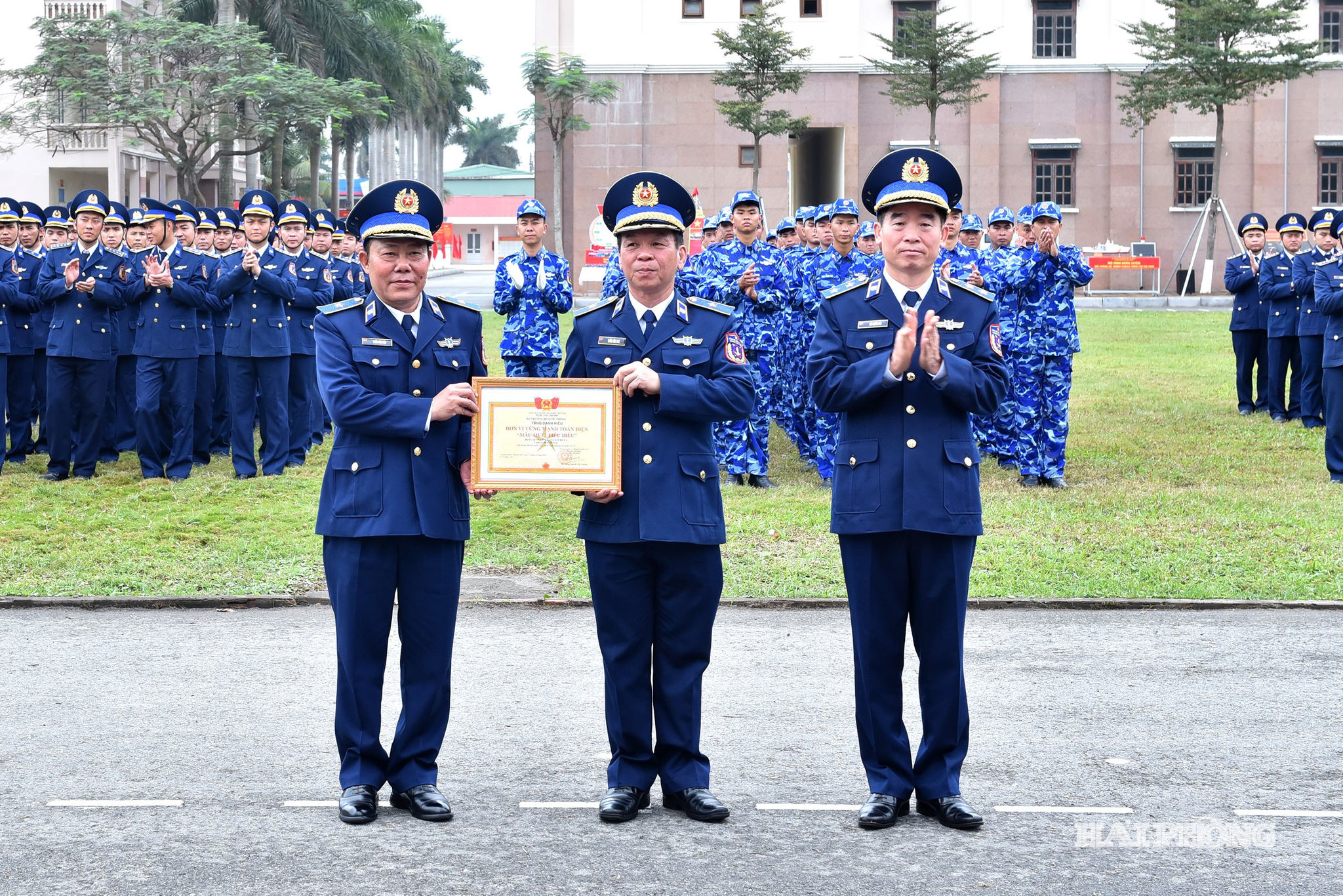 Trung tướng Bùi Quốc Oai, Chính ủy Cảnh sát biển Việt Nam trao tặng danh hiệu Đơn vị vững mạnh toàn diện