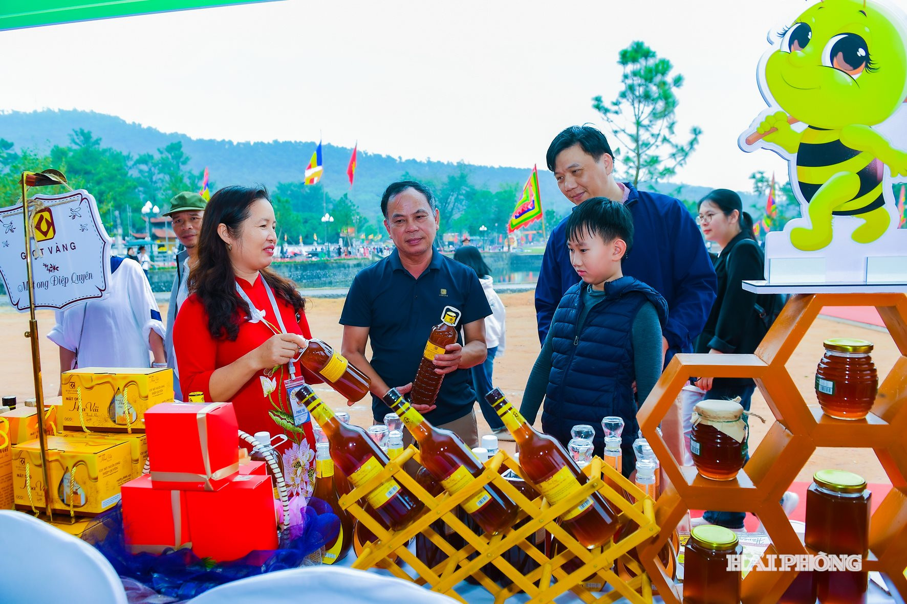 Gian hàng mật ong Giọt vàng Điệp Quyên. Ảnh THÀNH CHUNG