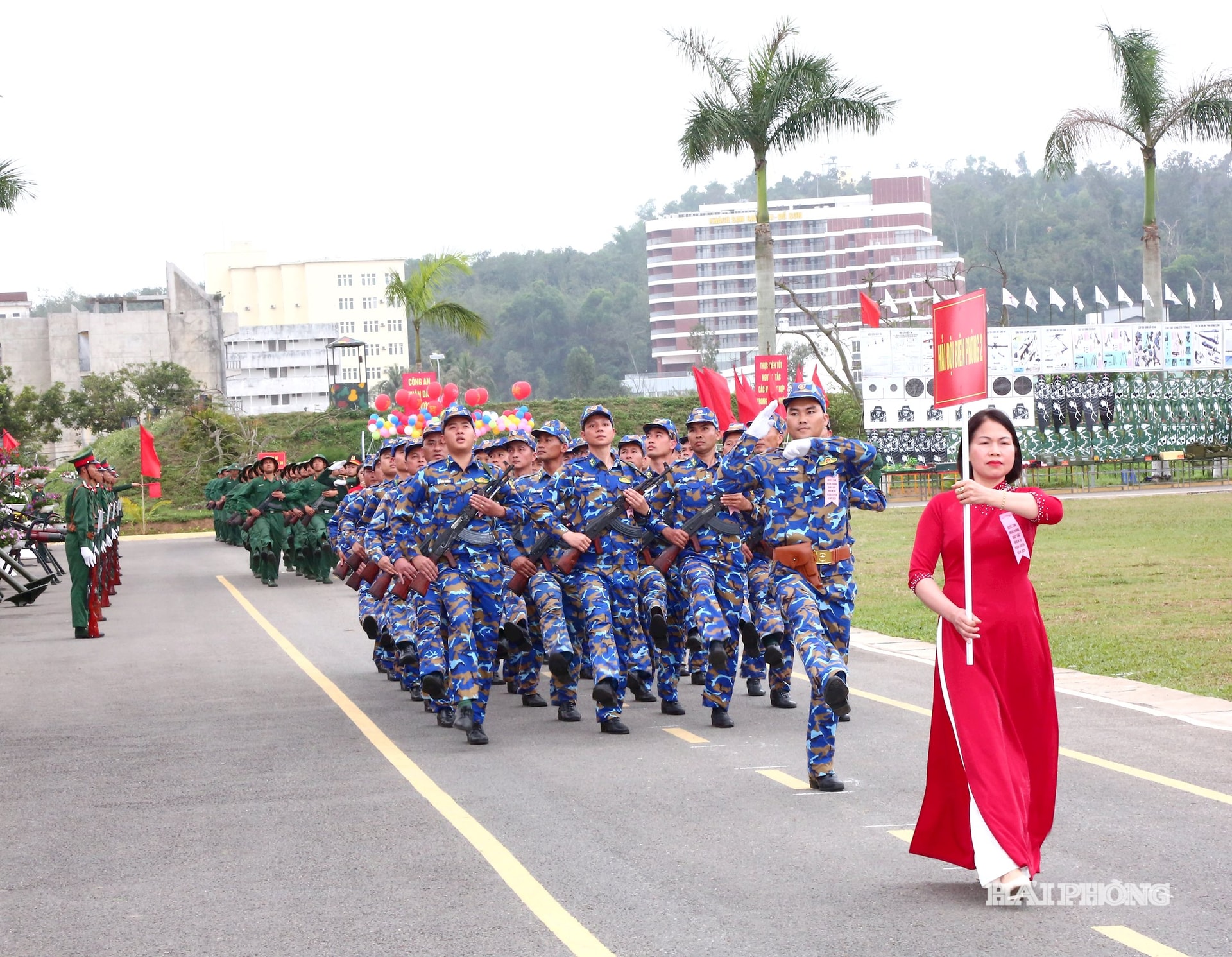 Màn diễu hành qua khán đài của các chiến sĩ Bộ đội Biên phòng Hải Phòng