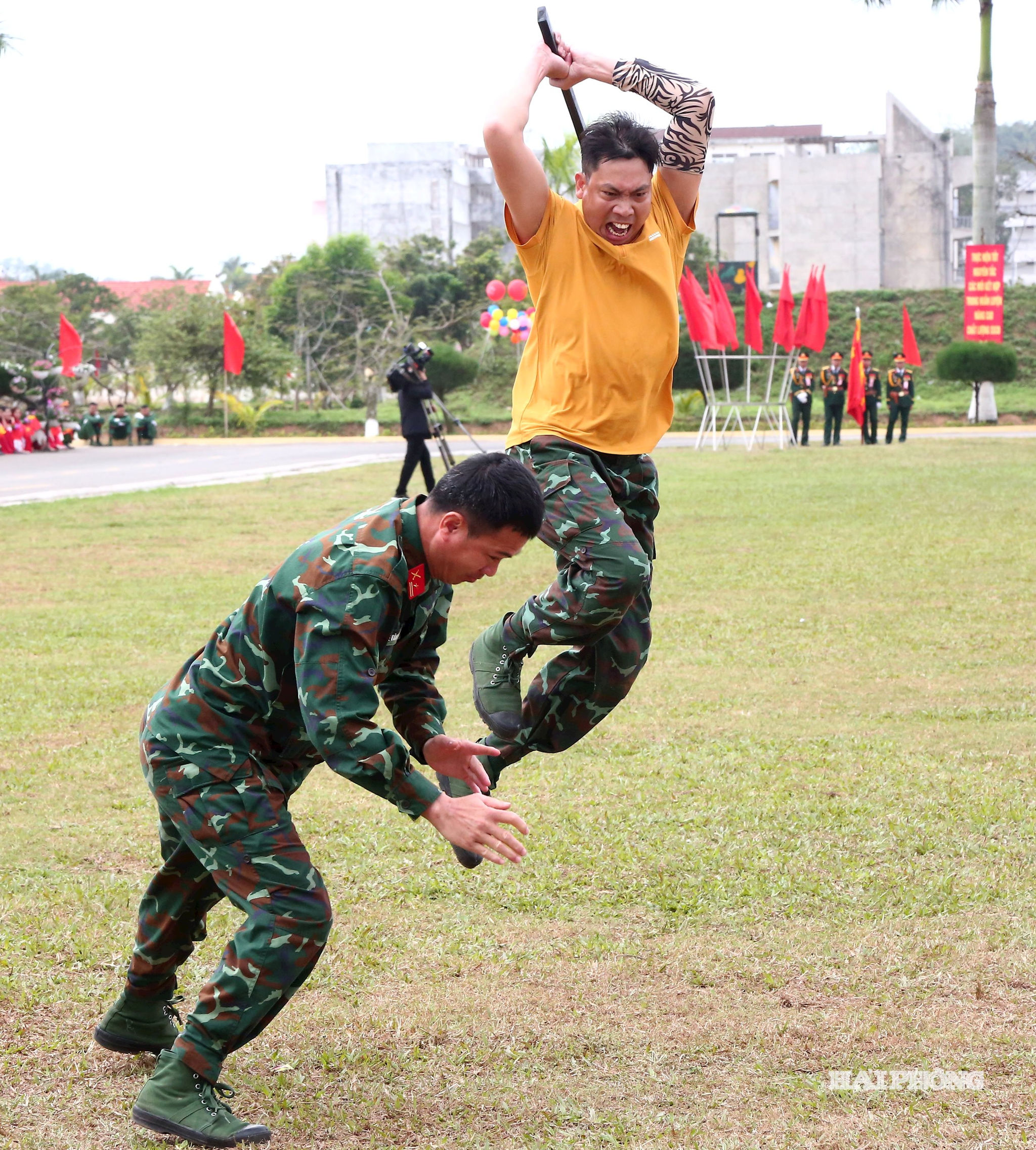Những miếng võ khống chế đối phương bảo vệ người dân