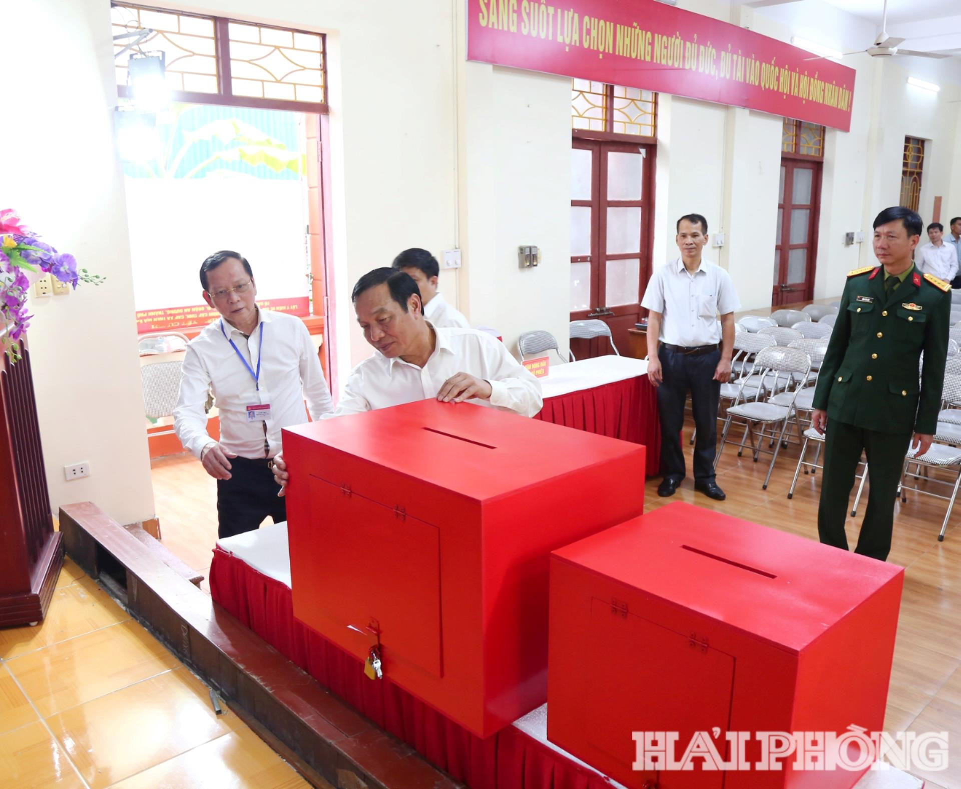 Đồng chí Lê Văn Hiệu, Phó Bí thư Thành ủy, Chủ tịch HĐND thành phố, Chủ tịch Ủy ban Bầu cử thành phố kiểm tra khu vực bỏ phiếu tại phường An Dương.