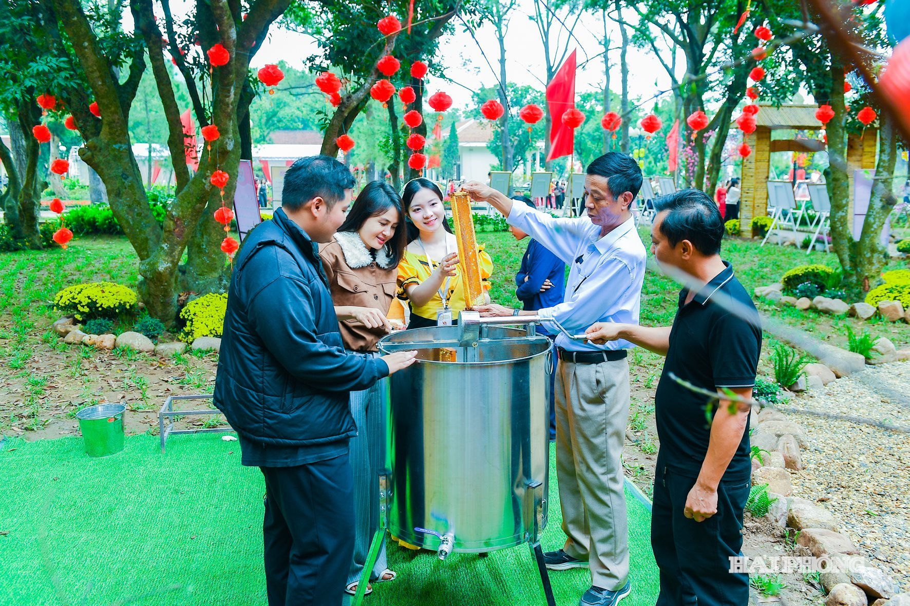 Khách hàng trải nghiệm sản xuất sản phẩm nông nghiệp. Ảnh THÀNH CHUNG