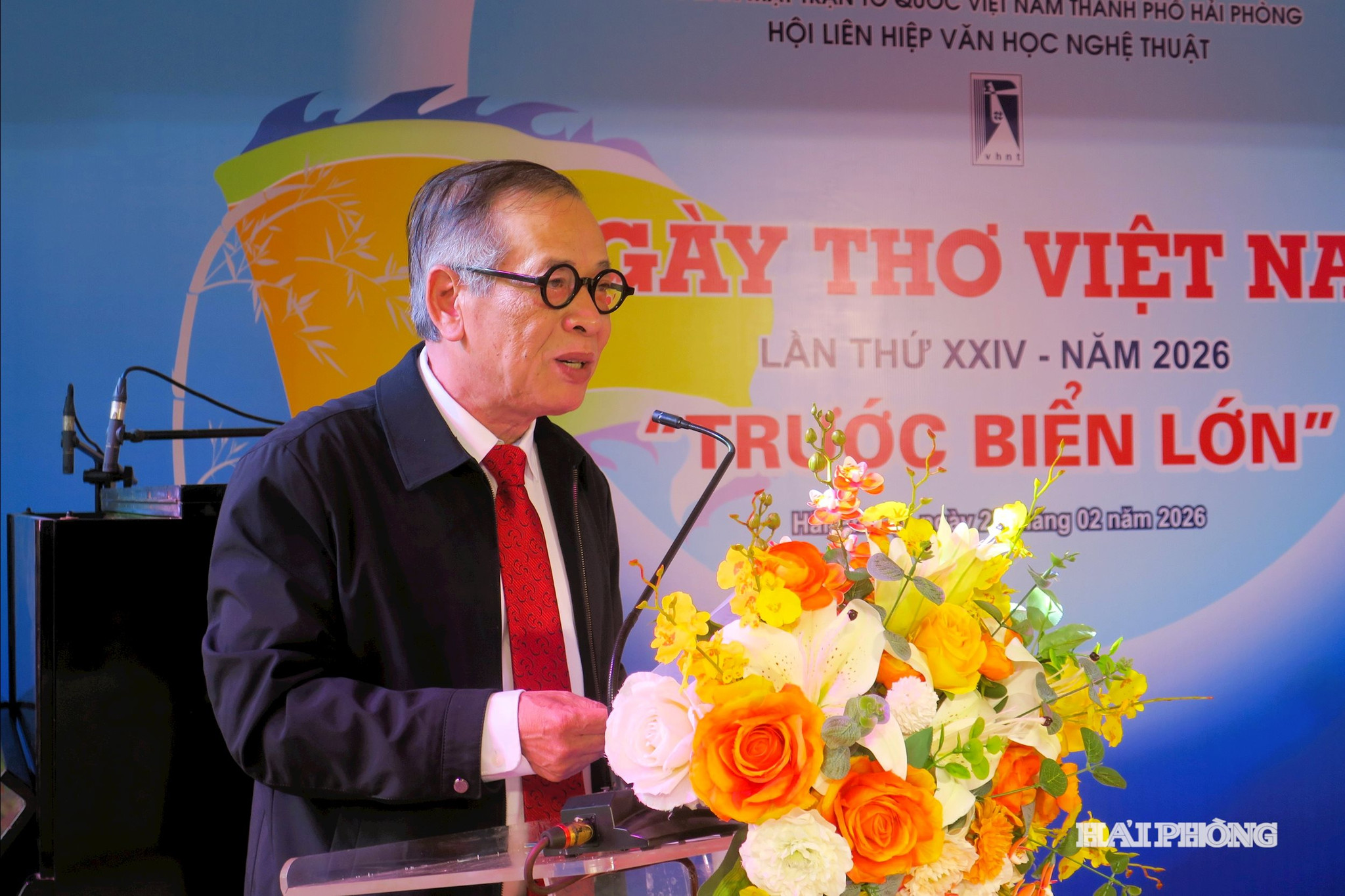 NSƯT Lê Như Hải, Chủ tịch Hội Liên hiệp Văn học nghệ thuật Hải Phòng phát biểu khai mạc Ngày thơ Việt Nam tại Hải Phòng