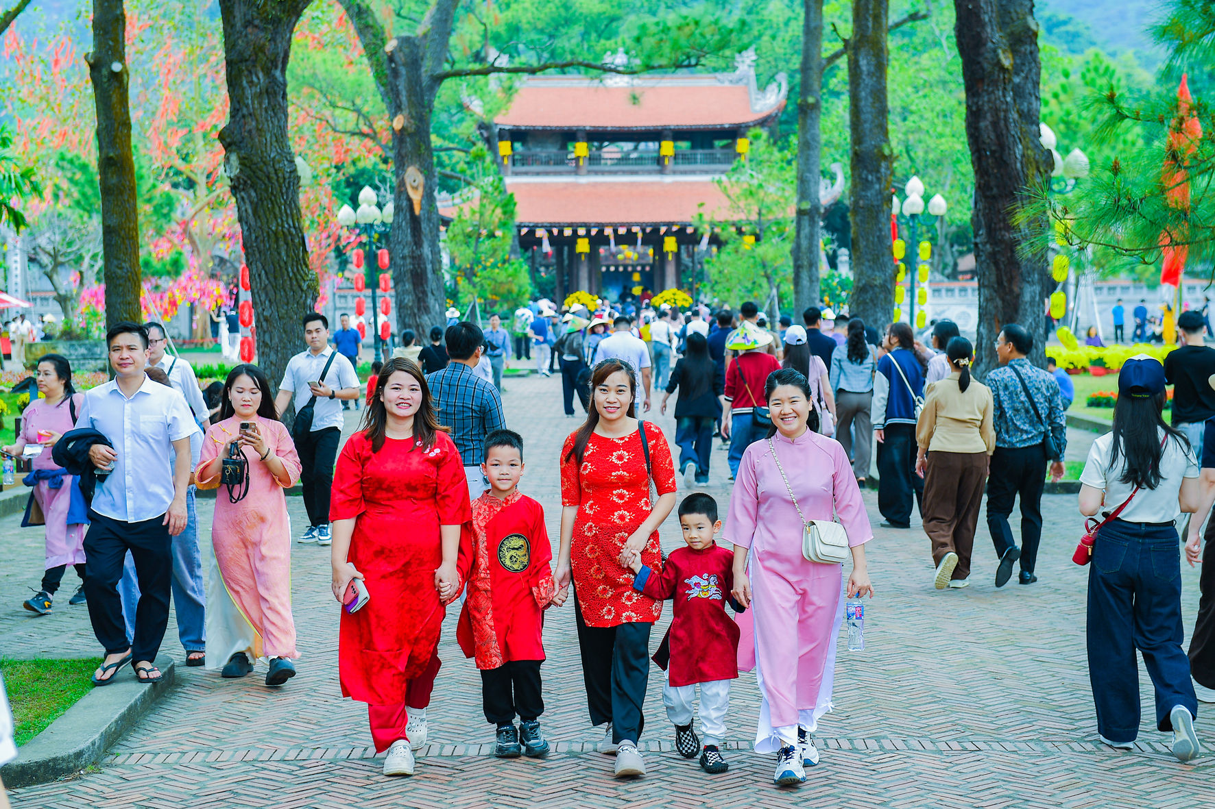 Lễ hội mùa Xuân Côn Sơn - Kiếp Bạc năm 2026 thu hút đông đảo nhân dân và du khách tham gia. ẢNH: THÀNH CHUNG