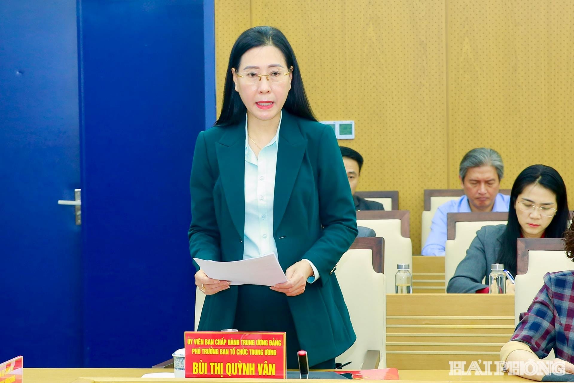 Đồng chí Bùi Thị Quỳnh Vân, Ủy viên Trung ương Đảng, Phó Trưởng Ban Tổ chức Trung ương, Phó Trưởng Đoàn kiểm tra, giám sát số 04 công bố các quyết định tại hội nghị.