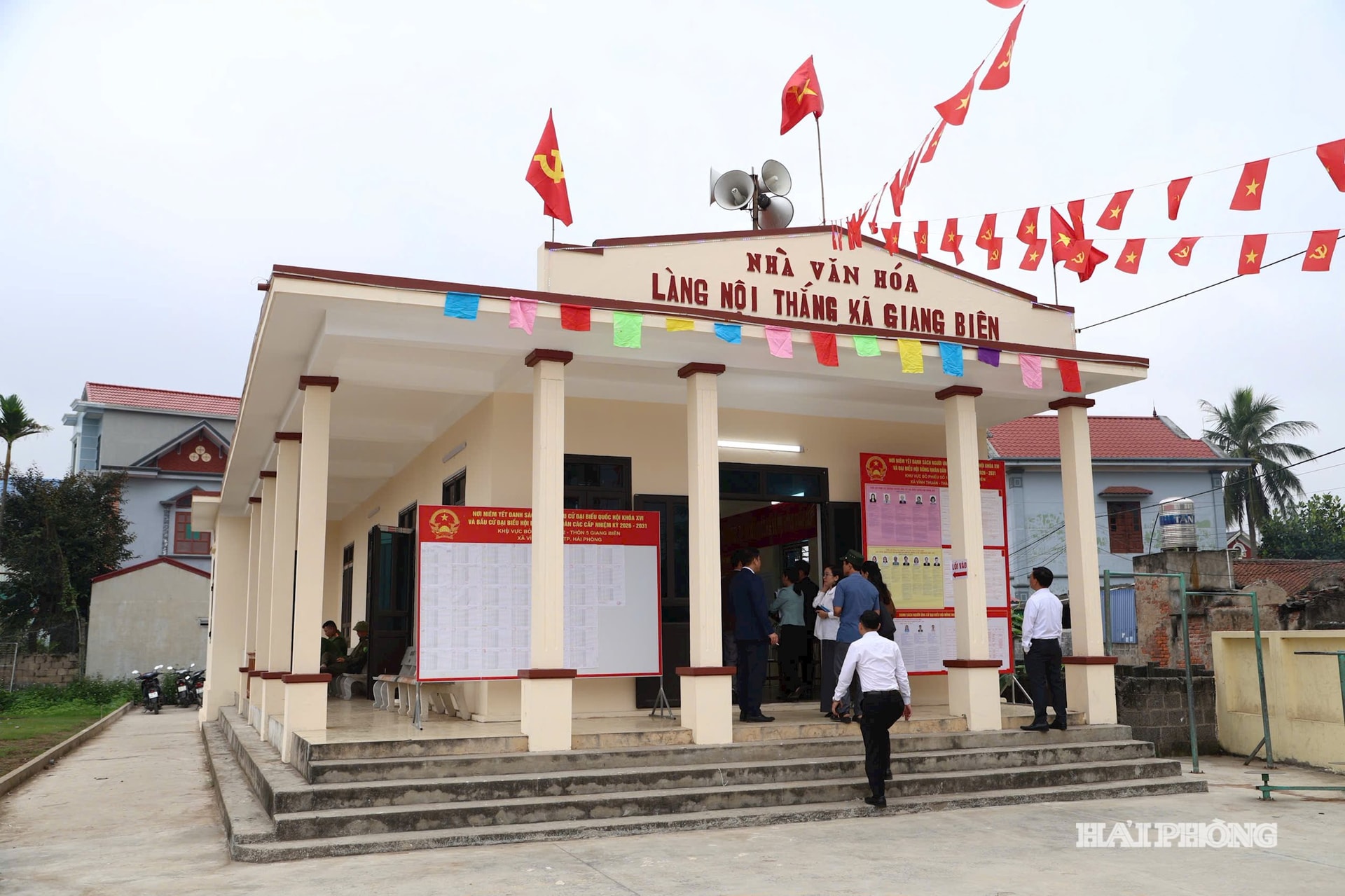 Các điểm bầu cử tại xã Vĩnh Thuận đã hoàn thành việc niêm yết danh sách cử tri, danh sách và trích ngang tiểu sử của các ứng cử viên đại biểu Quốc hội và HĐND các cấp.