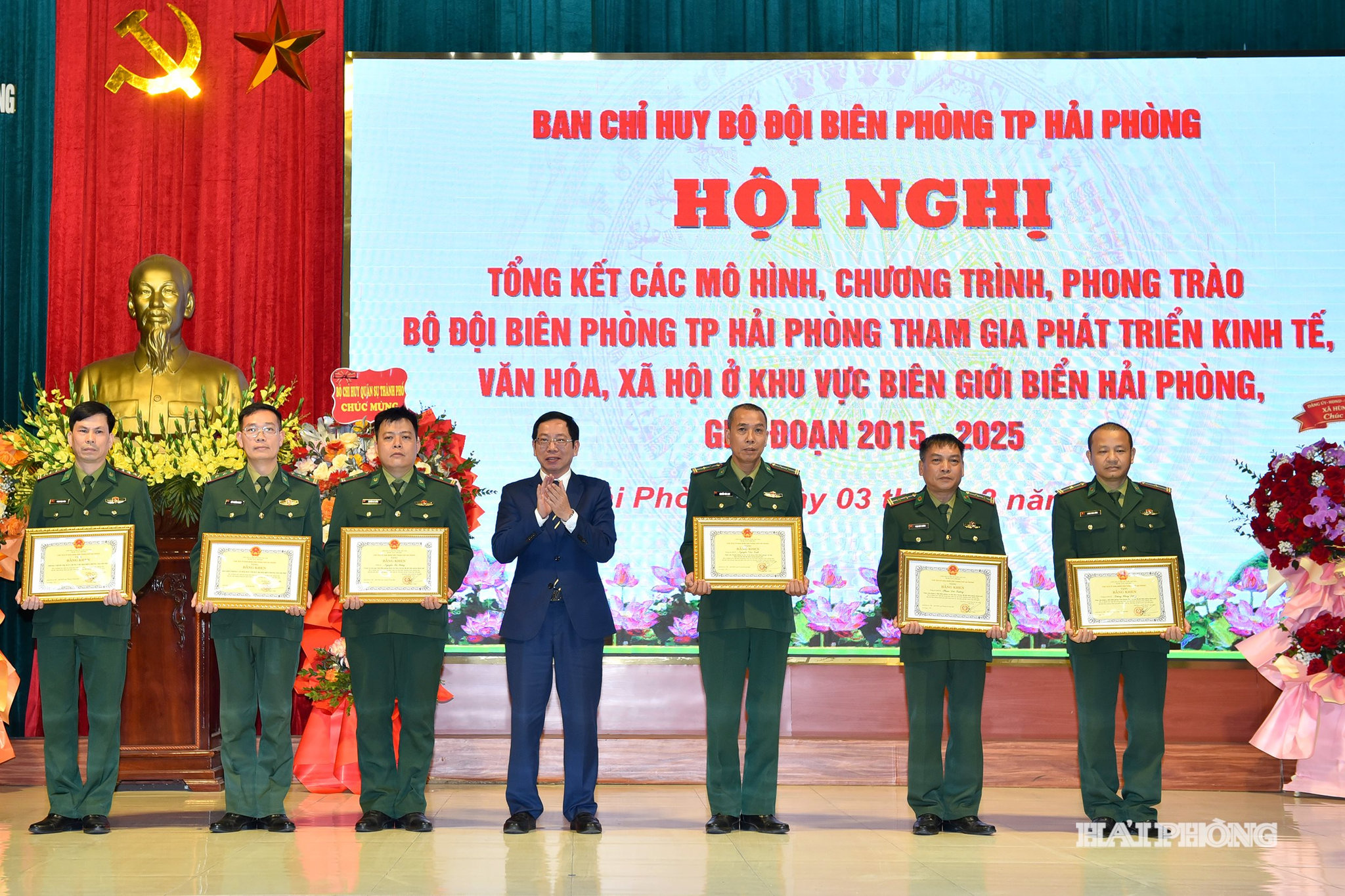 Đồng chí Vũ Tiến Phụng, Uỷ viên Ban Thường vụ Thành uỷ, Phó Chủ tịch UBND thành phố trao bằng khen tặng các tập thể và cá nhân có thành tích xuất sắc.