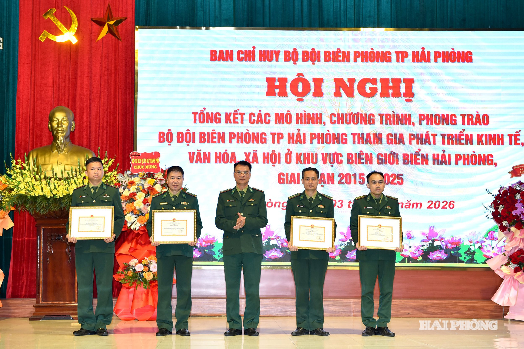 Lãnh đạo Ban Chỉ huy Bộ đội Biên phòng Hải Phòng trao giấy khen tặng các tập thể và cá nhân có thành tích xuất sắc.