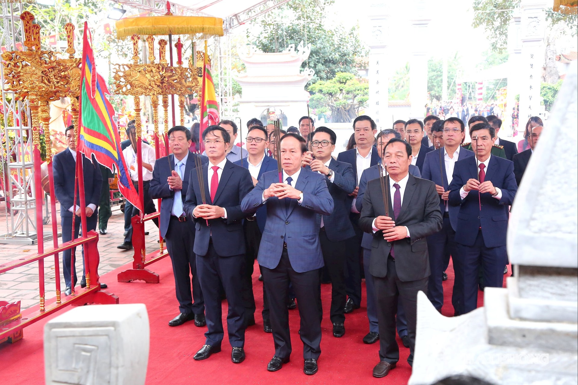 Đồng chí Lê Tiến Châu, ủy viên Trung ương Đảng, Trưởng đoàn Đại biểu Quốc hội, bí thư Thành ủy Hải Phòng và lãnh đạo UBND, UBMTTQ cùng các Ban Ngành đoàn thể, bà con nhân dân dâng hương tưởng nhớ người Anh hùng dân tộc Ngô Quyền tại Từ Lương Xâm