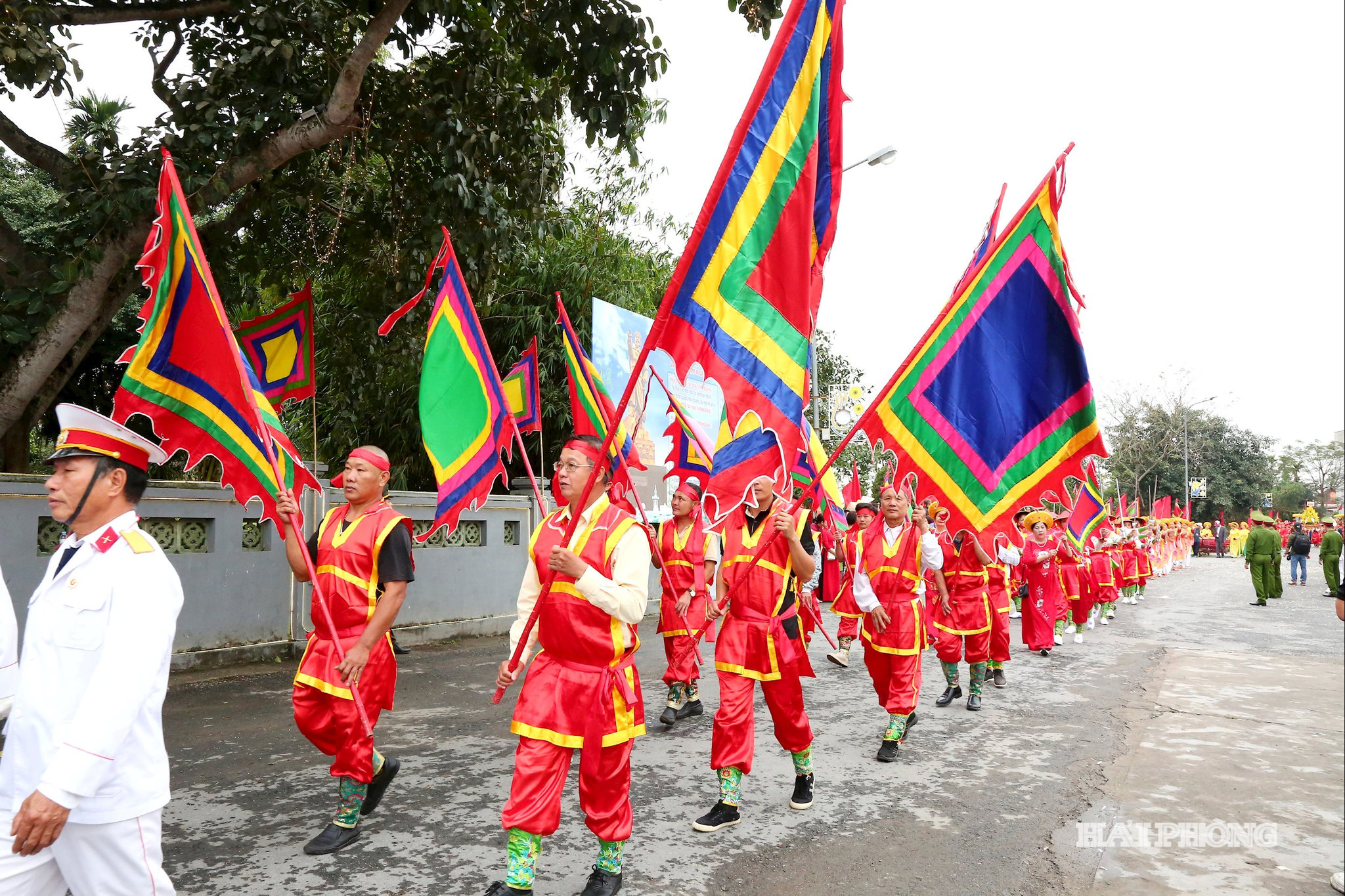 Tờ mờ sáng những người dân phường Đông Hải, Hải An đã tập hợp chuẩn bị cho lễ rước linh Đức vương Ngô Quyền.