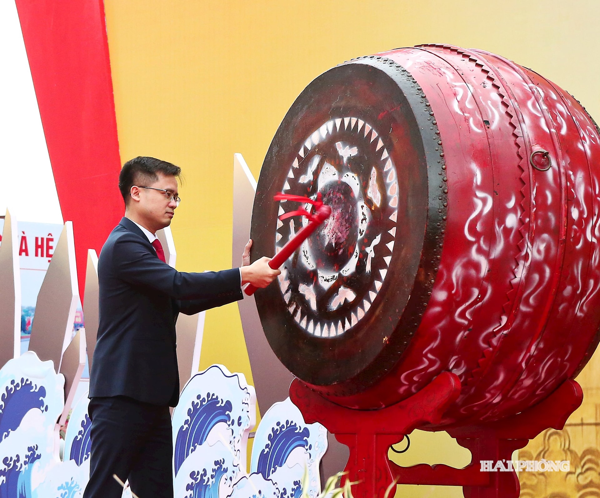 Lãnh đạo phường Đông Hải đánh trống khai hội