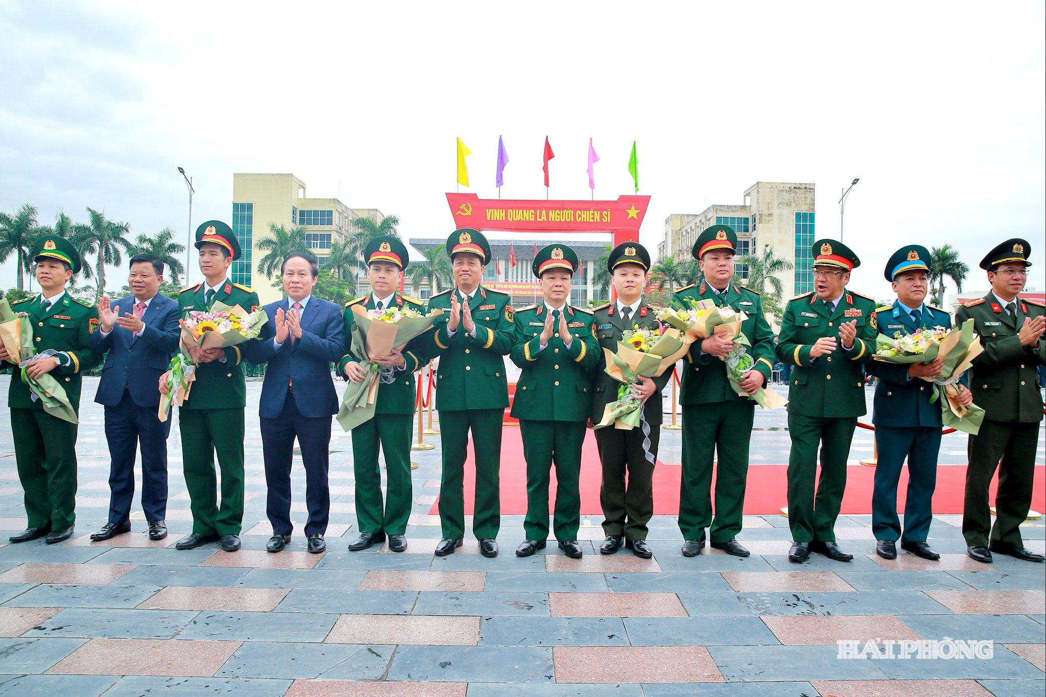 Đồng chí Lê Tiến Châu, Uỷ viên Trung ương Đảng, Bí thư Thành uỷ, Trưởng đoàn đại biểu Quốc hội Hải Phòng; Thượng tướng Phạm Hoài Nam, Uỷ viên Trung ương Đảng, Thứ trưởng Bộ Quốc phòng cùng lãnh đạo Quân khu Ba tặng hoa các đơn vị nhận quân năm 2026 tại điểm giao nhận quân số 3, Ban chỉ huy Phòng thủ khu vực 1-Gia Viên