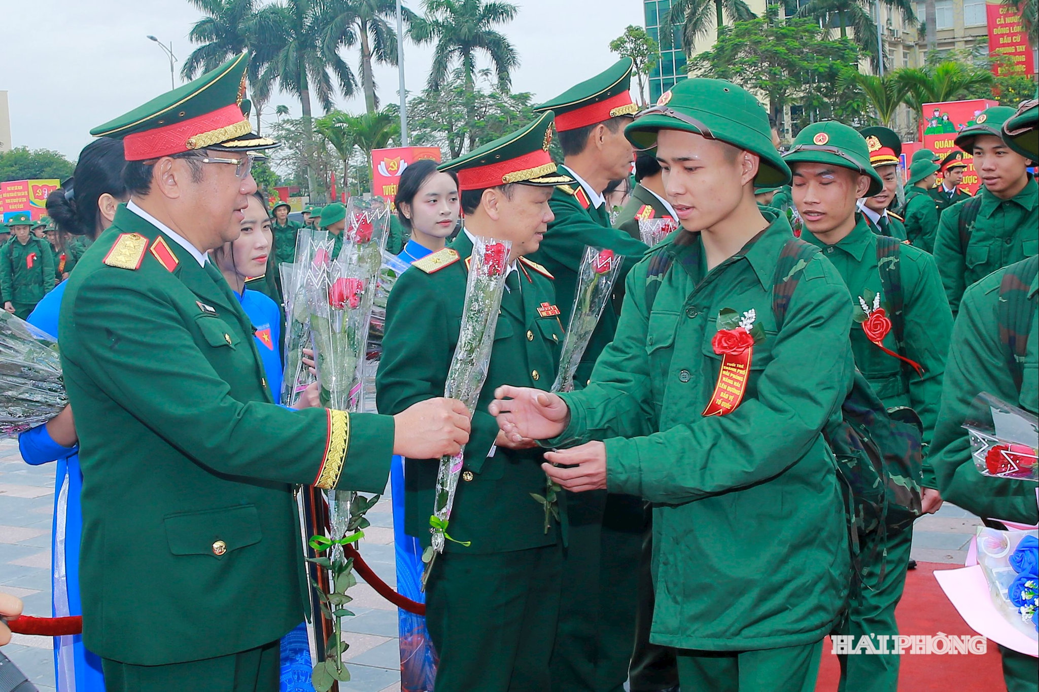 Thượng tướng Phạm Hoài Nam, Uỷ viên Trung ương Đảng, Thứ trưởng Bộ Quốc phòng tặng hoa chúc mừng