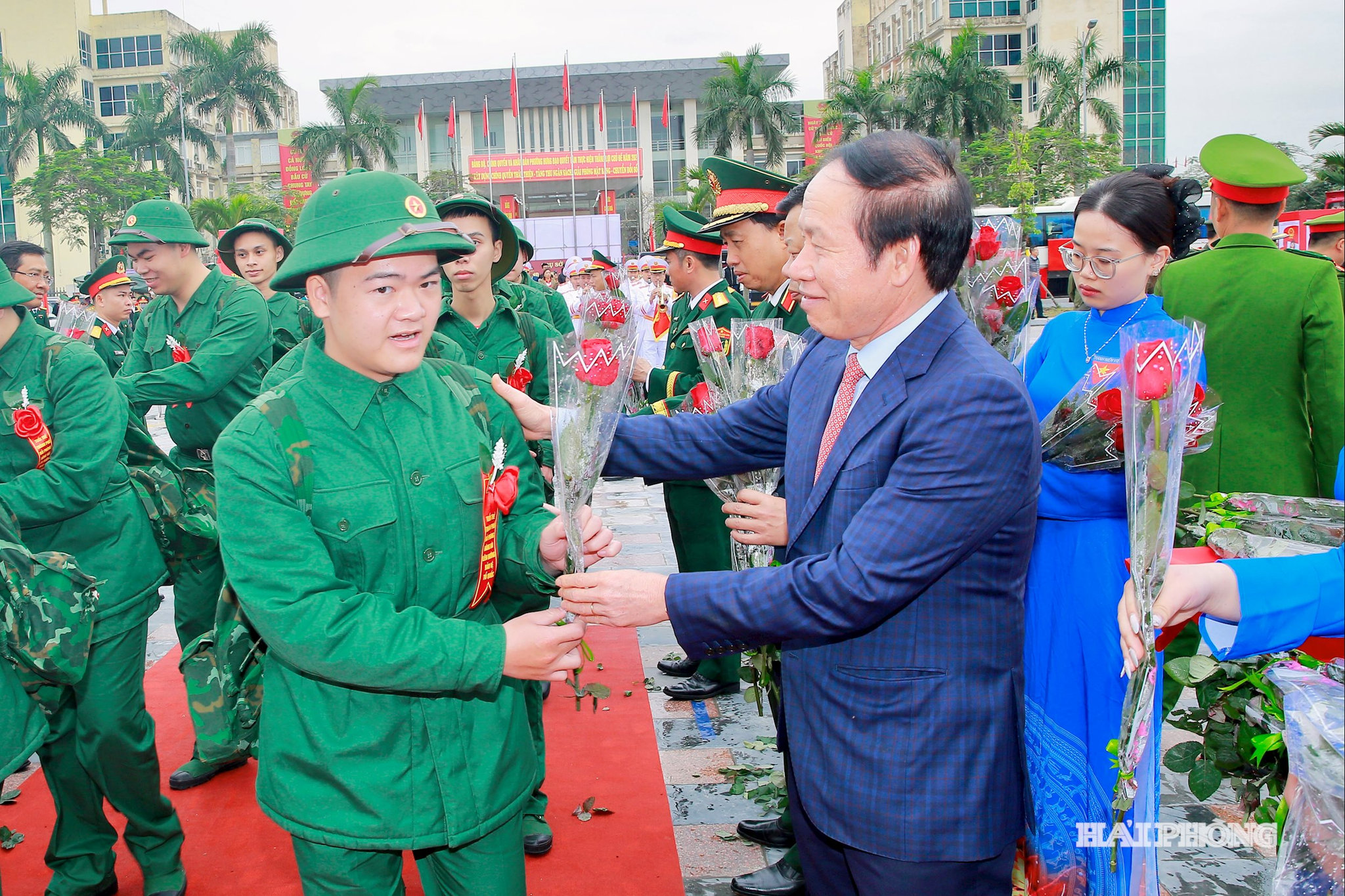 Đồng chí Lê Tiến Châu, Uỷ viên Trung ương Đảng, Bí thư Thành uỷ, Trưởng đoàn đại biểu Quốc hội Hải Phòng tặng hoa chúc mừng chiến sĩ mới lên đường nhập ngũ.