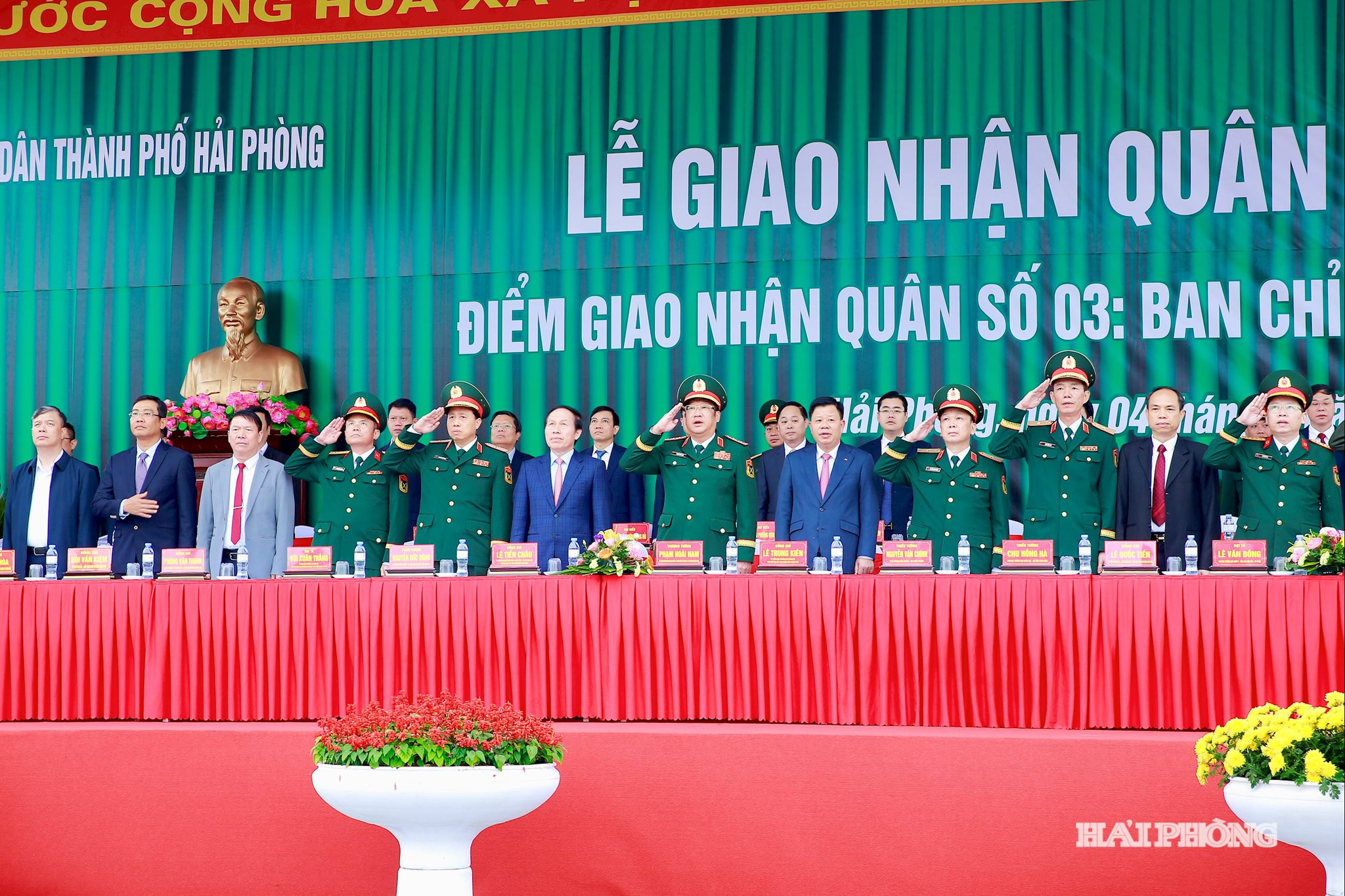 Đồng chí Lê Tiến Châu, Uỷ viên Trung ương Đảng, Bí thư Thành uỷ, Trưởng đoàn đại biểu Quốc hội Hải Phòng; Thượng tướng Phạm Hoài Nam, Uỷ viên Trung ương Đảng, Thứ trưởng Bộ Quốc phòng cùng lãnh đạo các địa phương và Quân khu Ba dự lễ giao nhận quân năm 2026 tại điểm giao nhận quân số 3, Ban chỉ huy Phòng thủ khu vực 1-Gia Viên