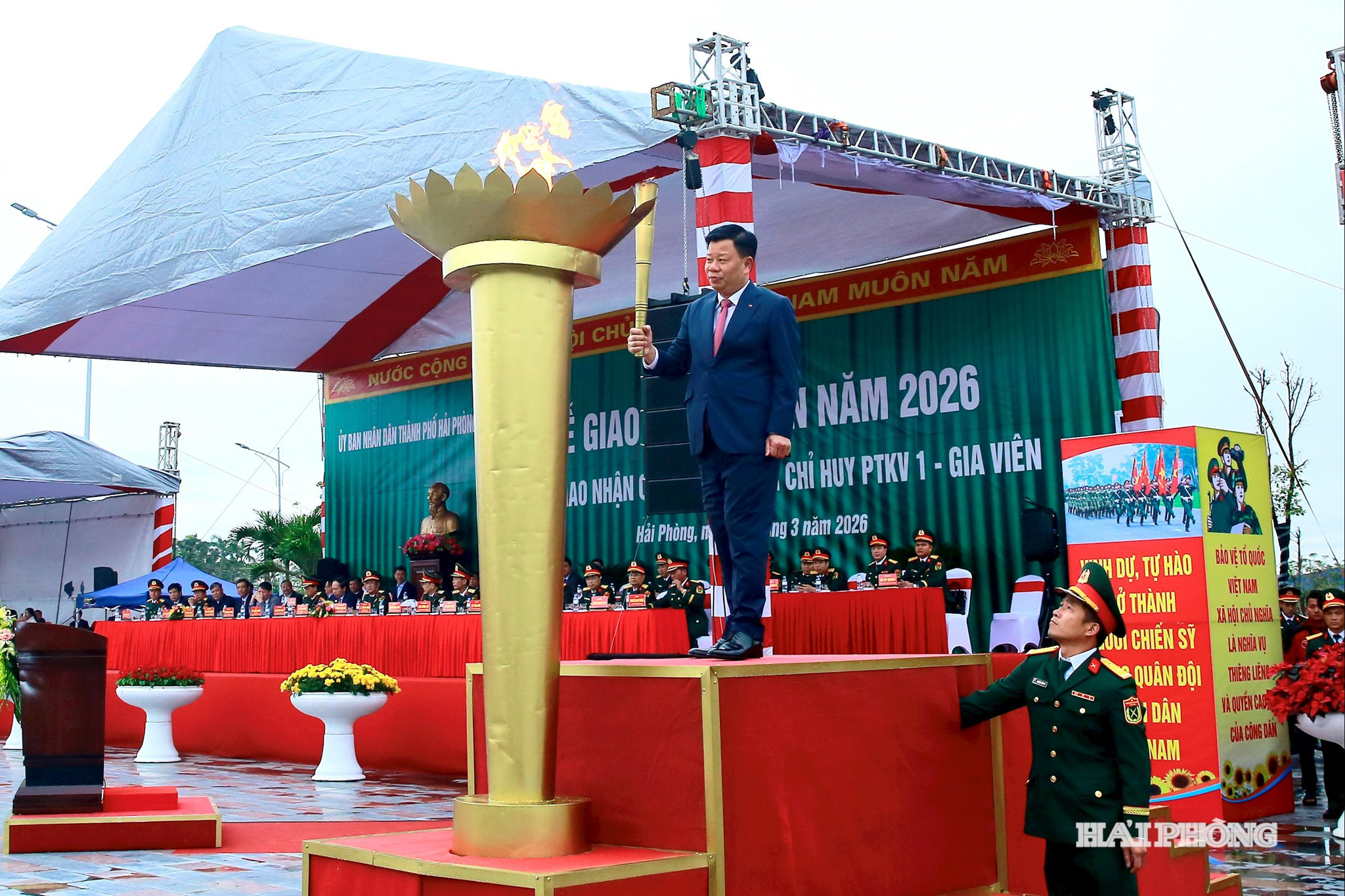 Đồng chí Lê Trung Kiên, Uỷ viên Ban Thường vụ Thành uỷ, Phó chủ tịch UBND thành phố đốt đuốc truyền thống.