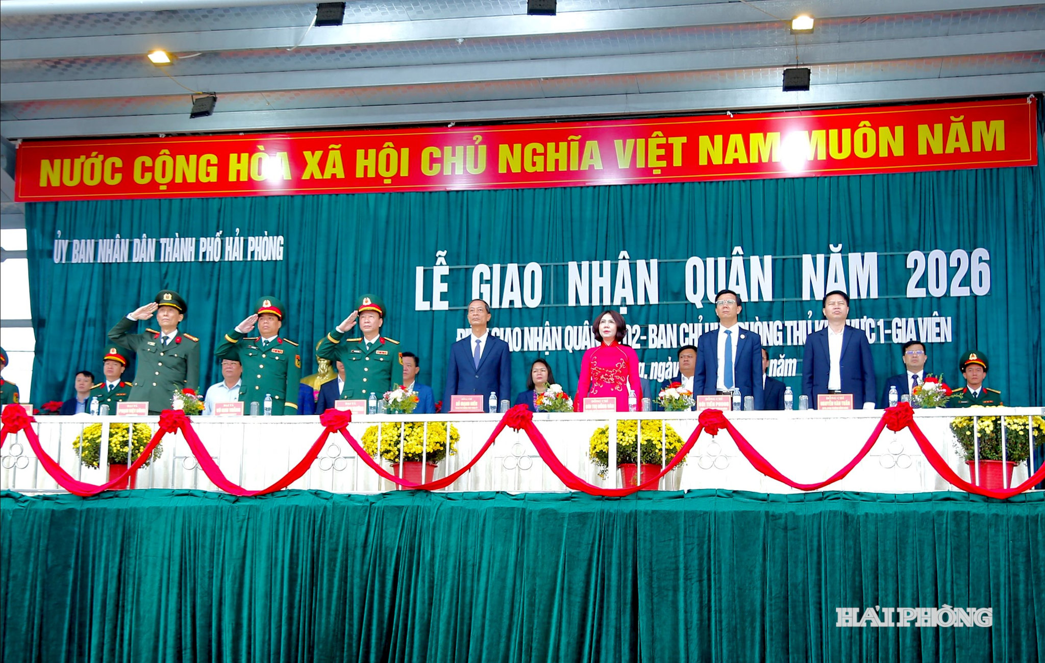 Đồng chí Đỗ Mạnh Hiến, Phó bí thư Thường trực Thành ủy cùng các đại biểu dự lễ giao nhận quân tại điểm số 2 (Ban chỉ huy phòng thủ 1- Gia Viên).