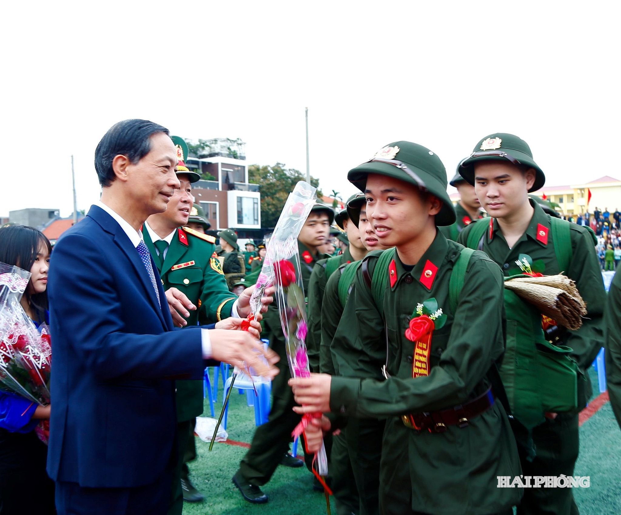 Đồng chí Đỗ Mạnh Hiến, Phó bí thư Thường trực Thành ủy tặng hoa chúc mừng các công dân lên đường nhập ngũ.