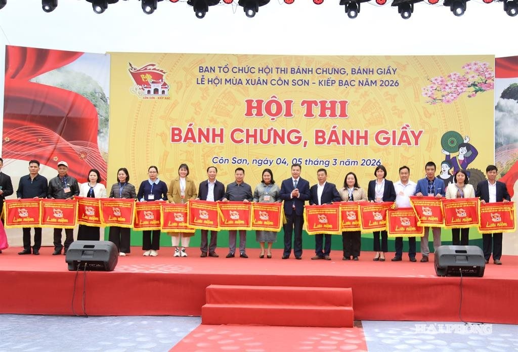 Ban Tổ chức Hội thi tặng cờ lưu niệm cho các đội tham gia.