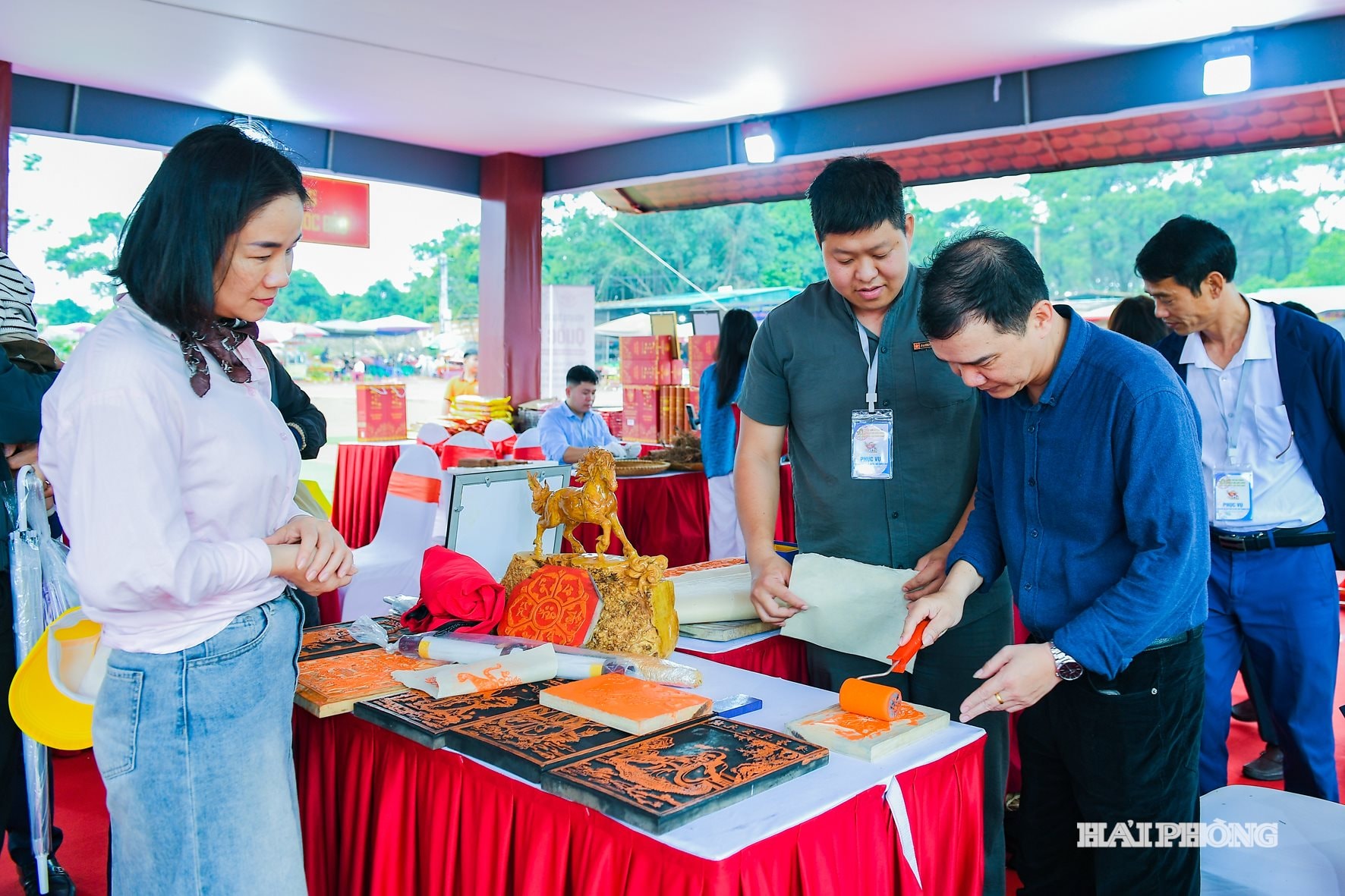Du khách trải nghiệm in mộc bản Thanh Liễu. Ảnh THÀNH CHUNG