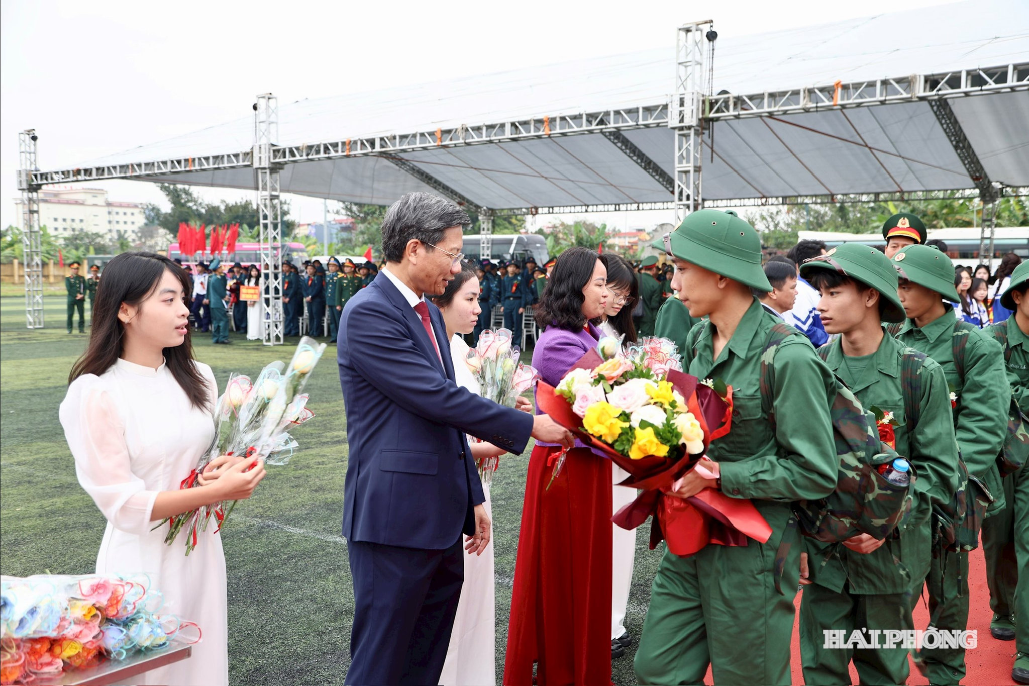 Đồng chí Lê Anh Quân, Uỷ viên Ban thường vụ Thành uỷ, Phó Chủ tịch Thường trực UBND thành phố chúc mừng các tân binh.