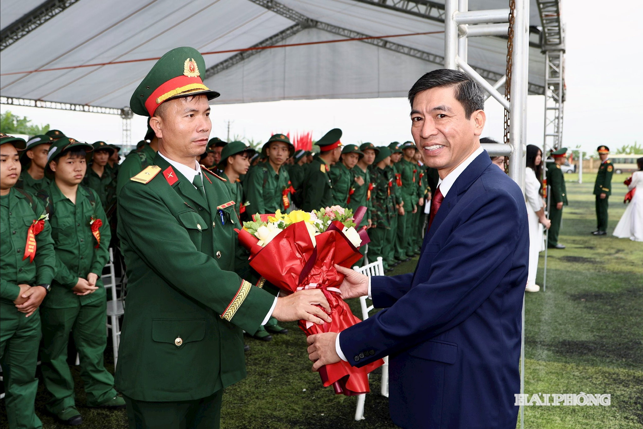 Đồng chí Nguyễn Văn Phú, Uỷ viên Ban thường vụ Thành uỷ, Hiệu trưởng Trường Chính trị Tô Hiệu chúc mừng các đơn vị nhận quân.