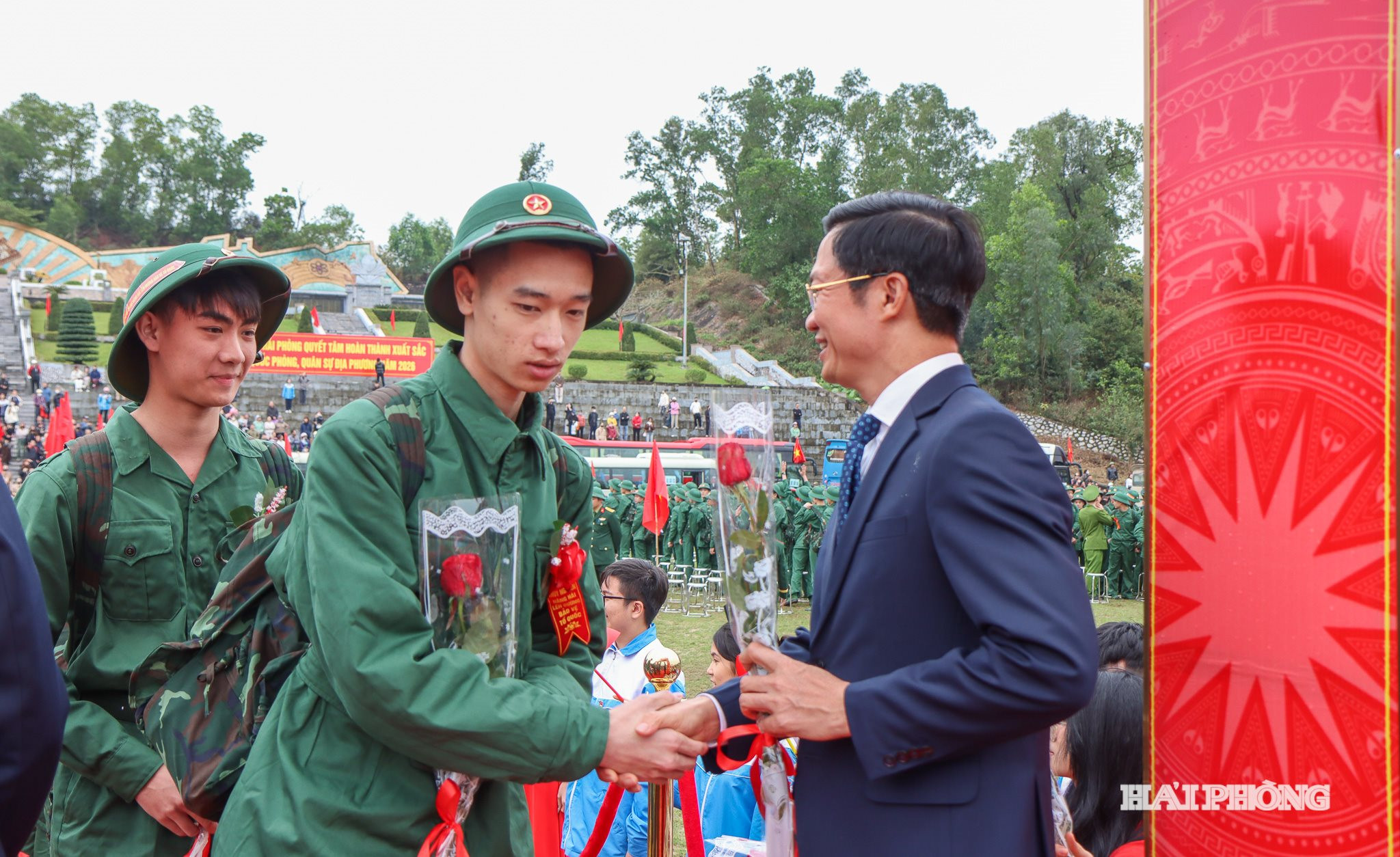 Đồng chí Pham Văn Lập, Phó Bí thư Thành uỷ, Chủ tịch Uỷ ban MTTQ Việt Nam thành phố tặng hoa động viên các tân binh