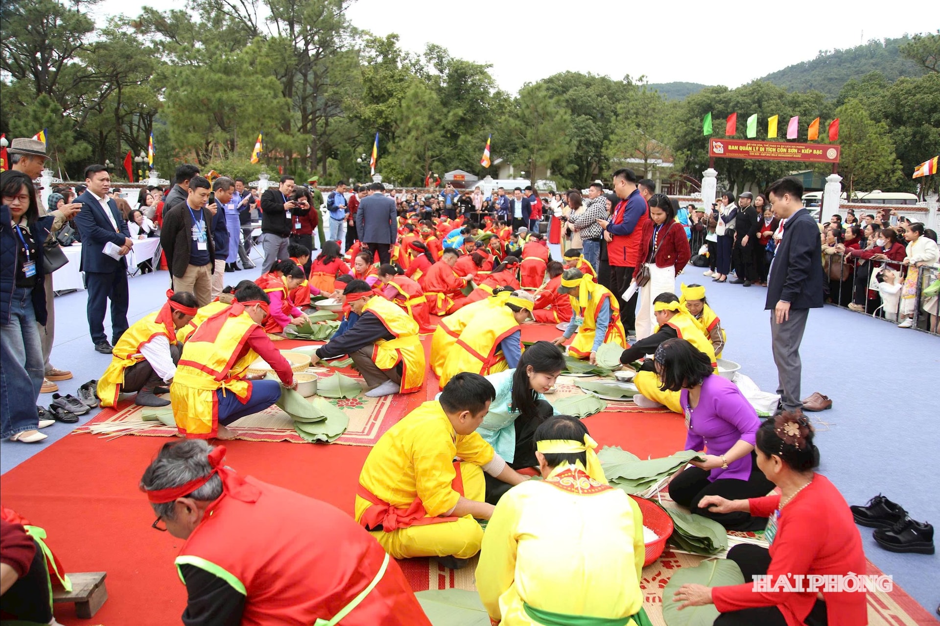 Hội thi Bánh chưng, Bánh giầy Lễ hội mùa Xuân Côn Sơn - Kiếp Bạc năm 2026 thu hút hơn 150 nghệ nhân của 16 đội về tham dự. Ảnh TRẦN THANH