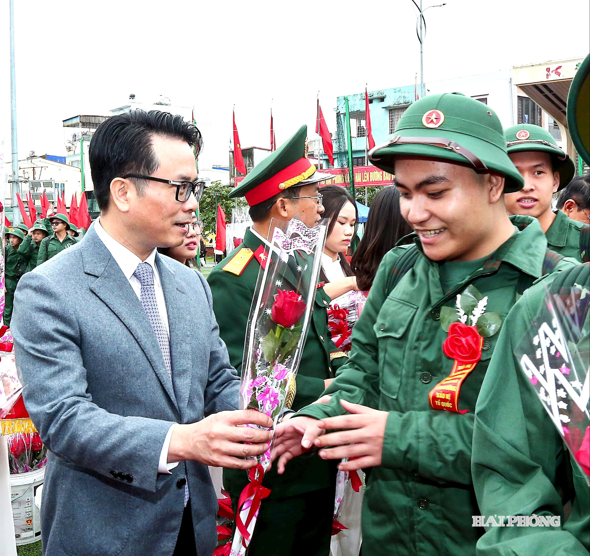 Đồng chí Lê Trí Vũ, Ủy viên BTV, Trưởng ban Tổ chức Thành ủy tặng hoa chúc mừng các chiến sĩ trẻ