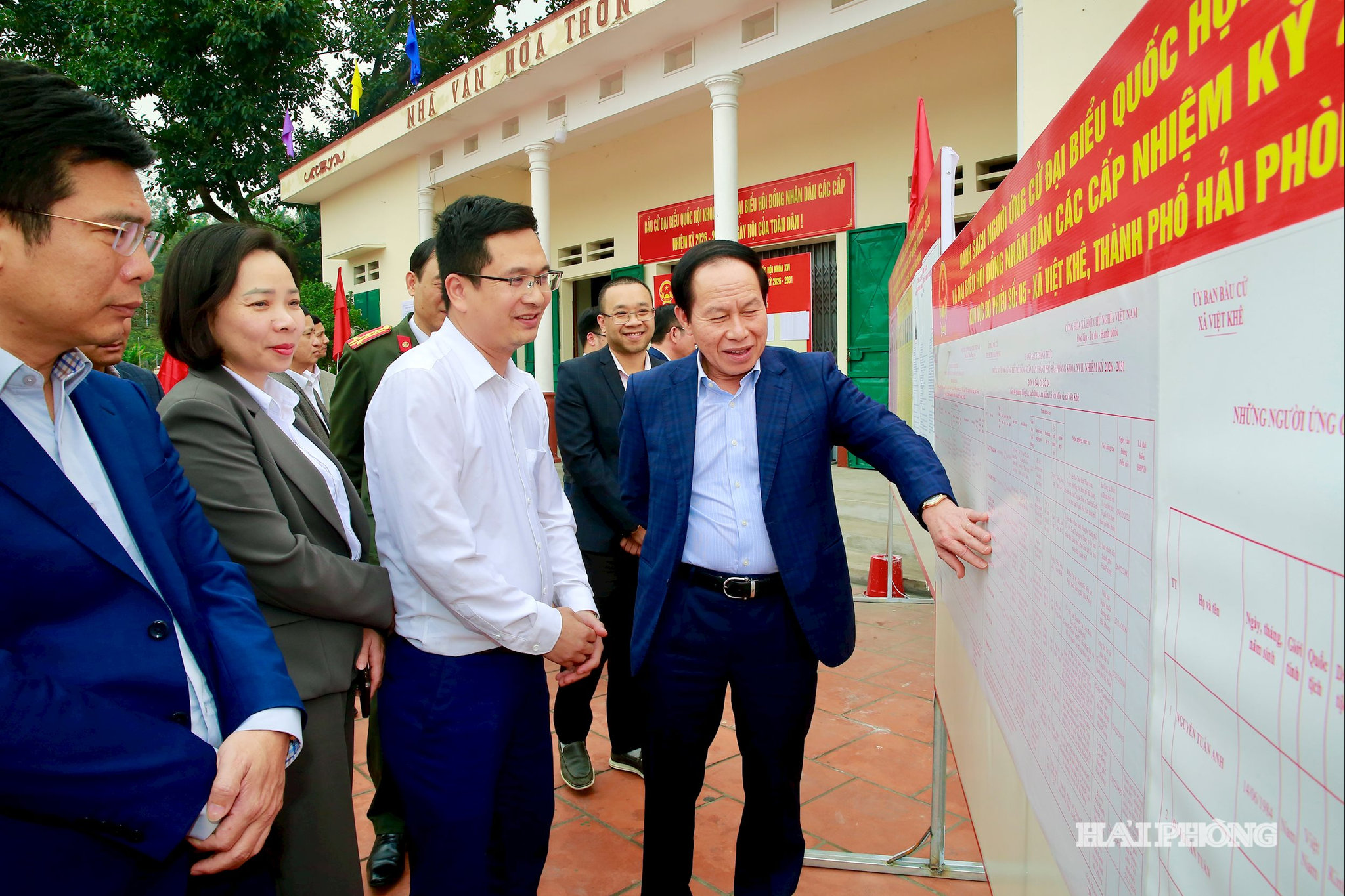 Đồng chí Lê Tiến Châu, Uỷ viên Trung ương Đảng, Bí thư Thành uỷ, Trưởng đoàn đại biểu Quốc hội Hải Phòng cùng lãnh đạo các sở, ngành kiểm tra công tác chuẩn bị bầu cử tai Nhà văn hoá Phi Liệt, xã Việt Khê.