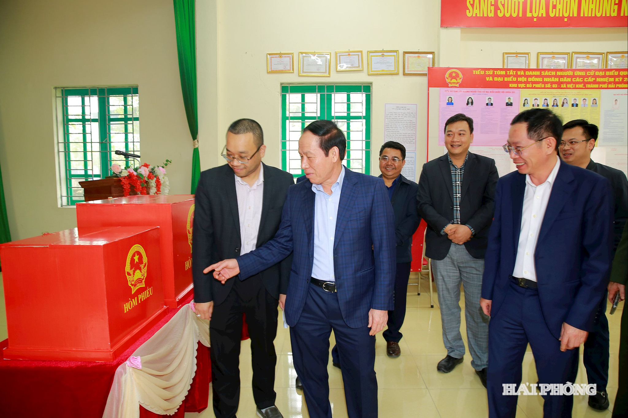 Đồng chí Lê Tiến Châu, Uỷ viên Trung ương Đảng, Bí thư Thành uỷ, Trưởng đoàn đại biểu Quốc hội Hải Phòng cùng lãnh đạo các sở, ngành kiểm tra công tác chuẩn bị bầu cử tai Nhà văn hoá Phi Liệt, xã Việt Khê.