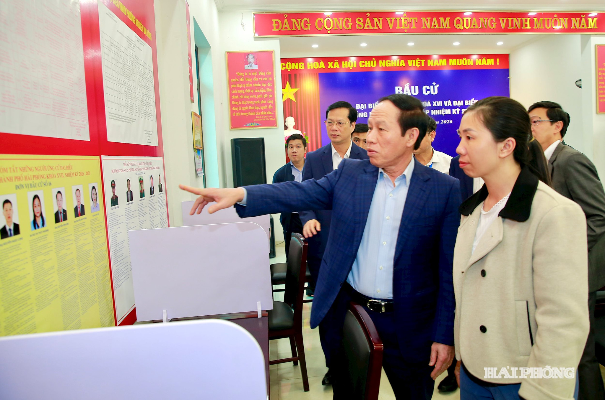 Đồng chí Lê Tiến Châu, Uỷ viên Trung ương Đảng, Bí thư Thành uỷ, Trưởng đoàn đại biểu Quốc hội Hải Phòng cùng lãnh đạo các sở, ngành kiểm tra công tác chuẩn bị bầu cử tai phường Nguyễn Đại Năng.