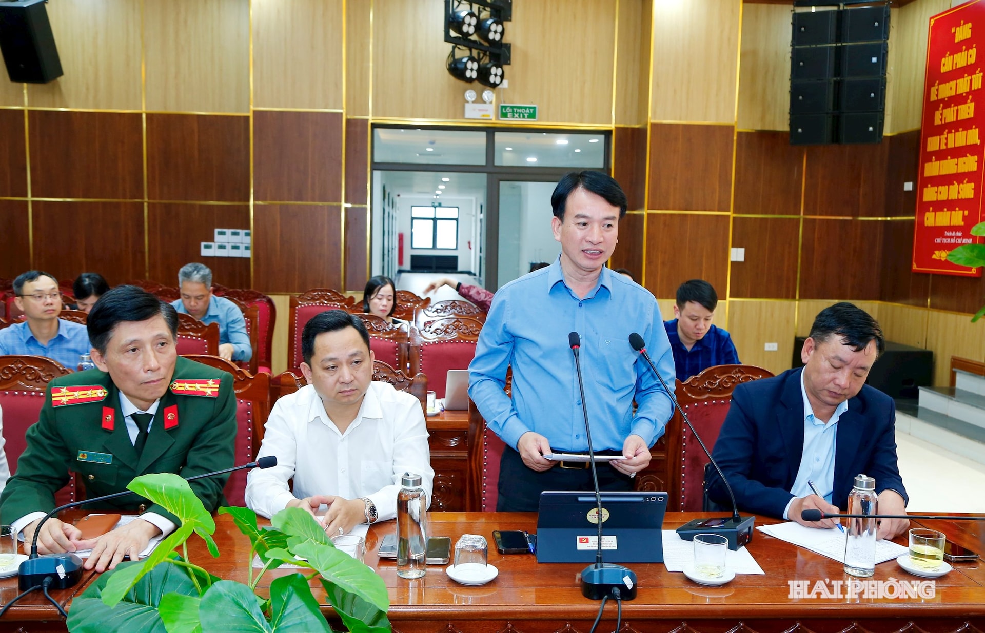 Đồng chí Nguyến Đức Tuấn, Uỷ view ban Thường vụ Thành ủy, Phó chủ tịch Thường trực Uỷ ban Mặt trận Tổ quốc Việt Nam thành phố phá biệt ý kiến tại cuộc làm việc.