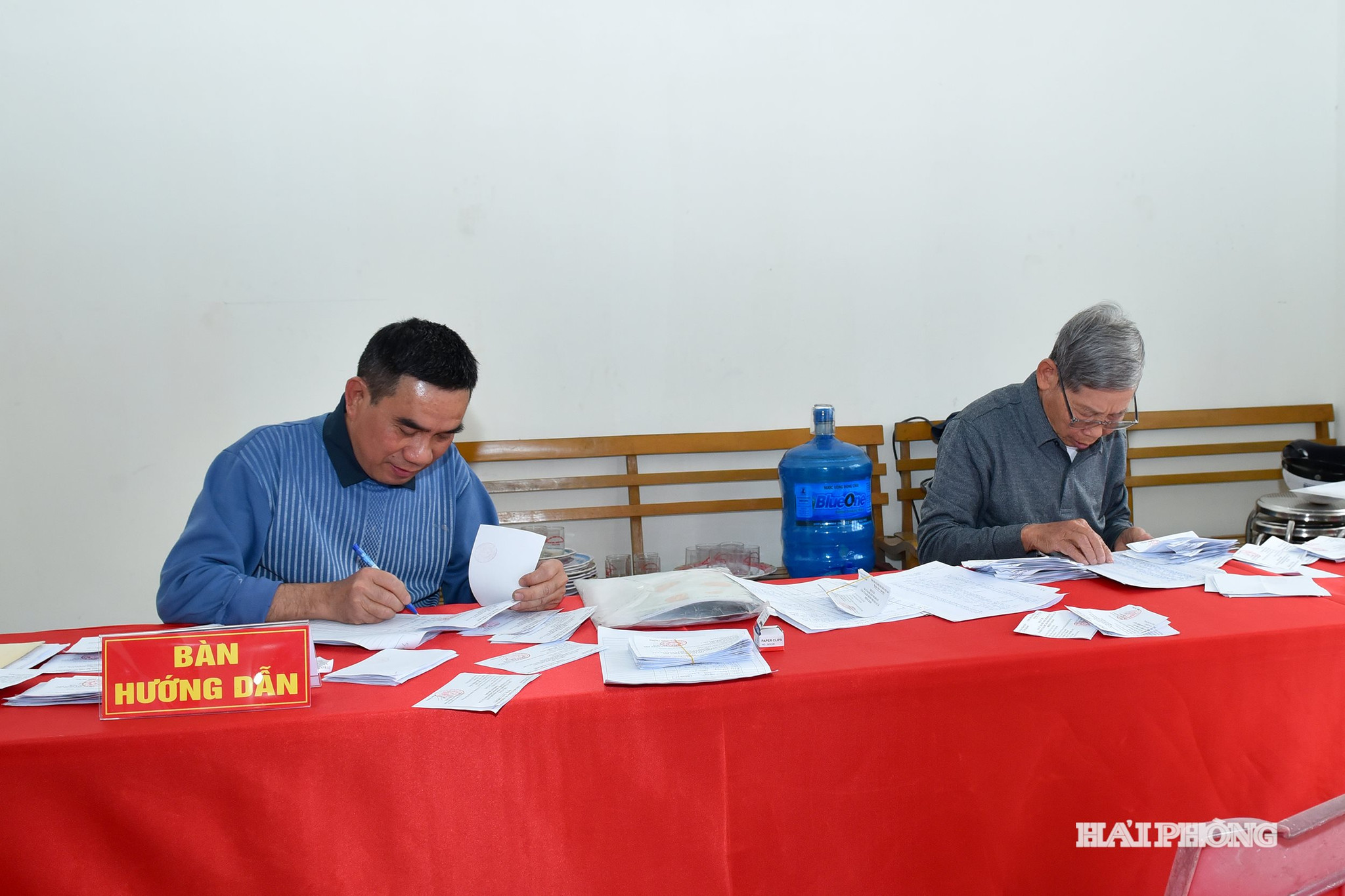 Thành viên tổ bầu cử tại xã An Khánh hoàn thành các công việc chuẩn bị cho ngày hội toàn dân.