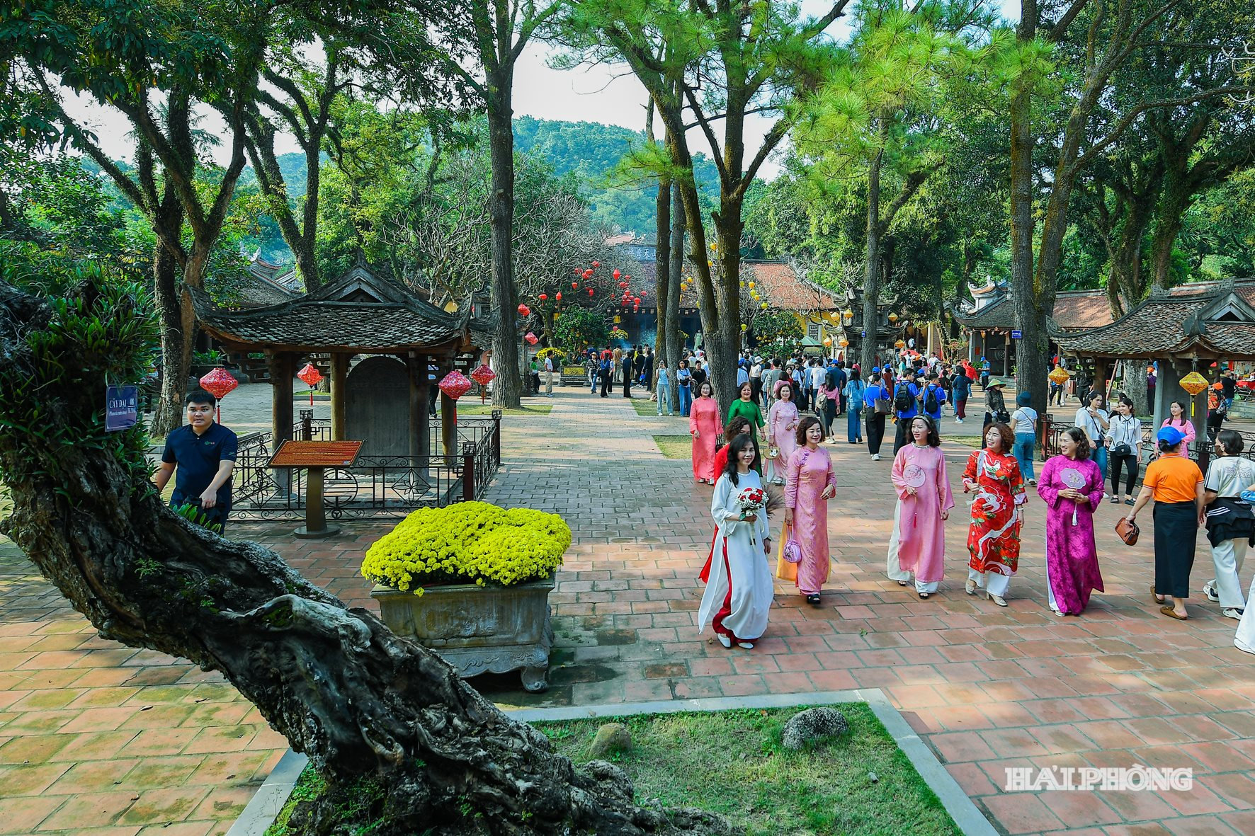 Đông đảo người dân, du khách trảy hội xuân Côn Sơn - Kiếp Bạc. Ảnh THÀNH CHUNG