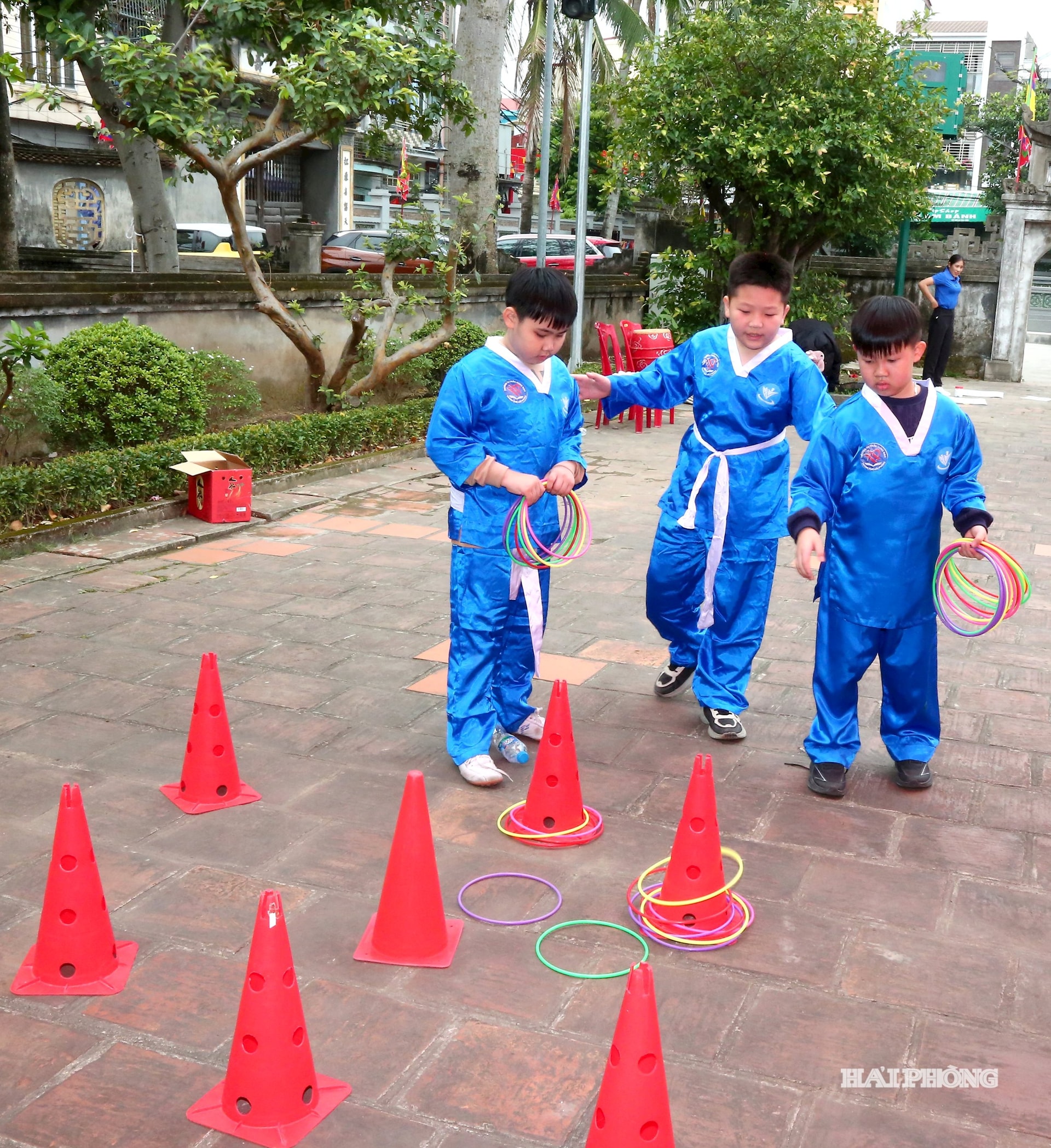 Trò chơi ném vòng tại Đình Kênh
