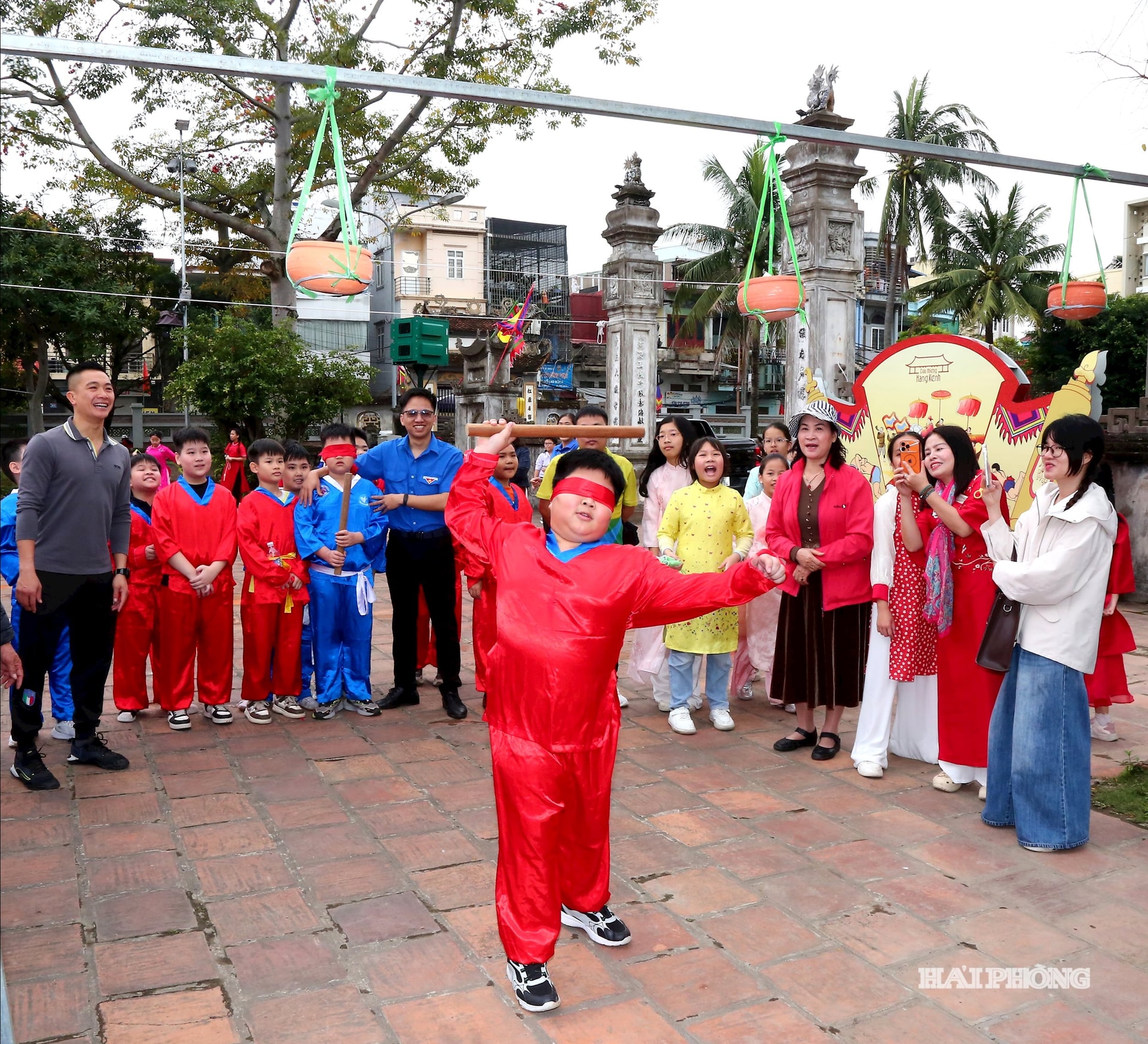 Trò chơi bịt mắt đập niêu trong lễ hội Đình Kênh