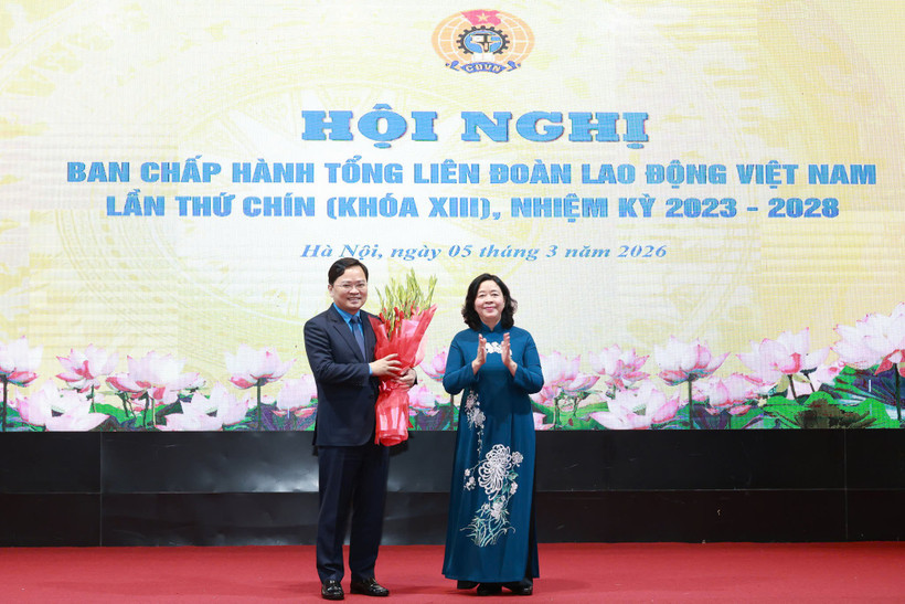 Bà Bùi Thị Minh Hoài, Ủy viên Bộ Chính trị, Bí thư Trung ương Đảng, Bí thư Đảng ủy Mặt trận Tổ quốc, các đoàn thể Trung ương, Chủ tịch Ủy ban Trung ương Mặt trận Tổ quốc Việt Nam tham dự, trao quyết định và tặng hoa cho ông Nguyễn Anh Tuấn, Bí thư Đảng ủy, Chủ tịch Tổng Liên đoàn lao động Việt Nam nhiệm kỳ 2023-2028. (Ảnh: Tổng Liên đoàn Lao động Việt Nam)
