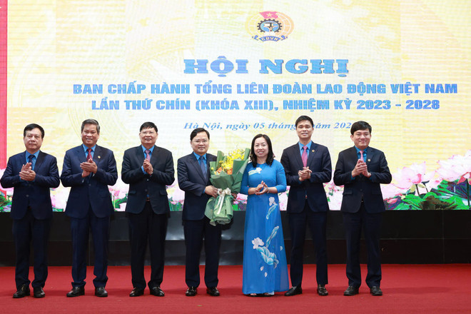 Ban Chấp hành Tổng Liên đoàn Lao động Việt Nam chúc mừng ông Nguyễn Anh Tuấn đã được bầu giữ chức Chủ tịch Tổng Liên đoàn Lao động Việt Nam nhiệm kỳ 2023-2028. (Ảnh: Tổng Liên đoàn Lao động Việt Nam) congdoan.jpg