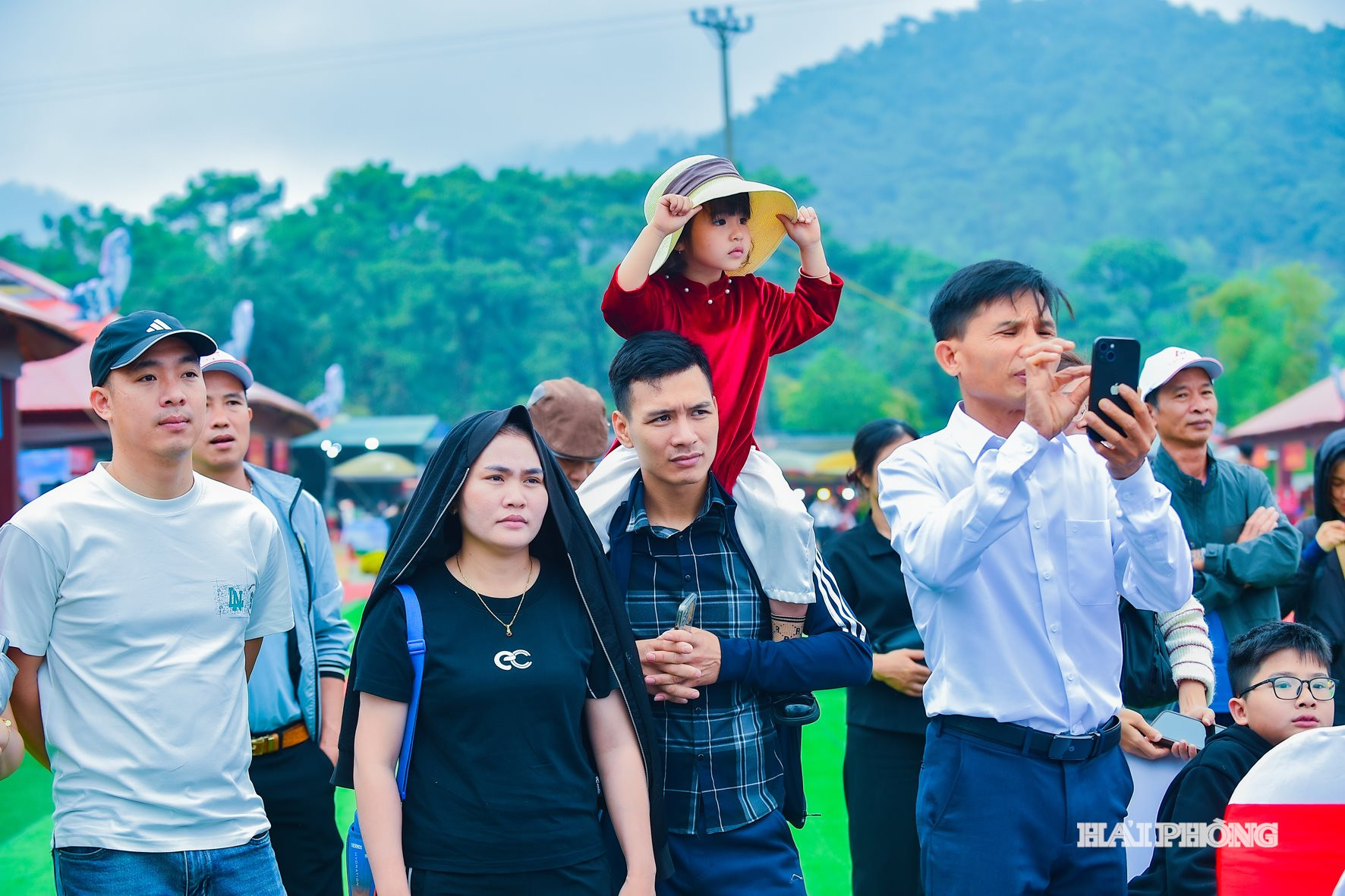 Người dân, du khách nườm nượp trảy hội xuân. Ảnh THÀNH CHUNG