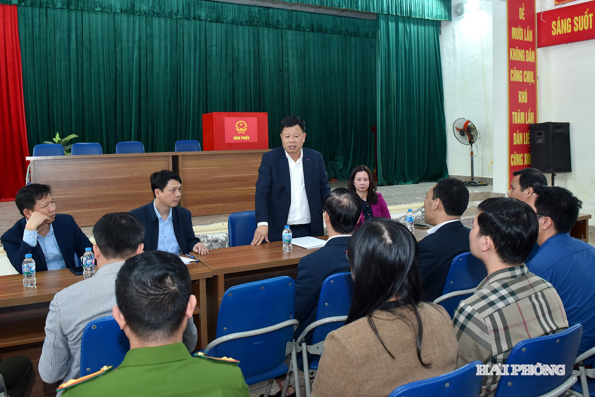 Đồng chí Lê Trung Kiên, Uỷ viên Ban Thường vụ, Phó Chủ tịch UBND thành phố kiểm tra công tác chuẩn bị bầu cử tại xã An Hưng.