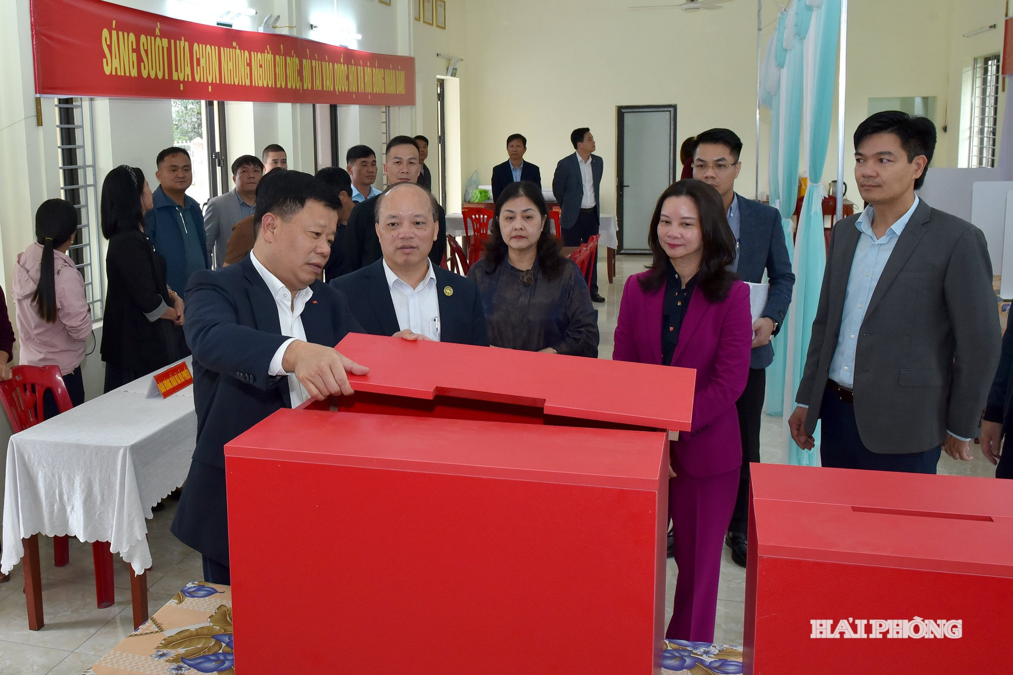 Đồng chí Lê Trung Kiên, Uỷ viên Ban Thường vụ, Phó Chủ tịch UBND thành phố kiểm tra công tác chuẩn bị bầu cử tại xã An Quang.
