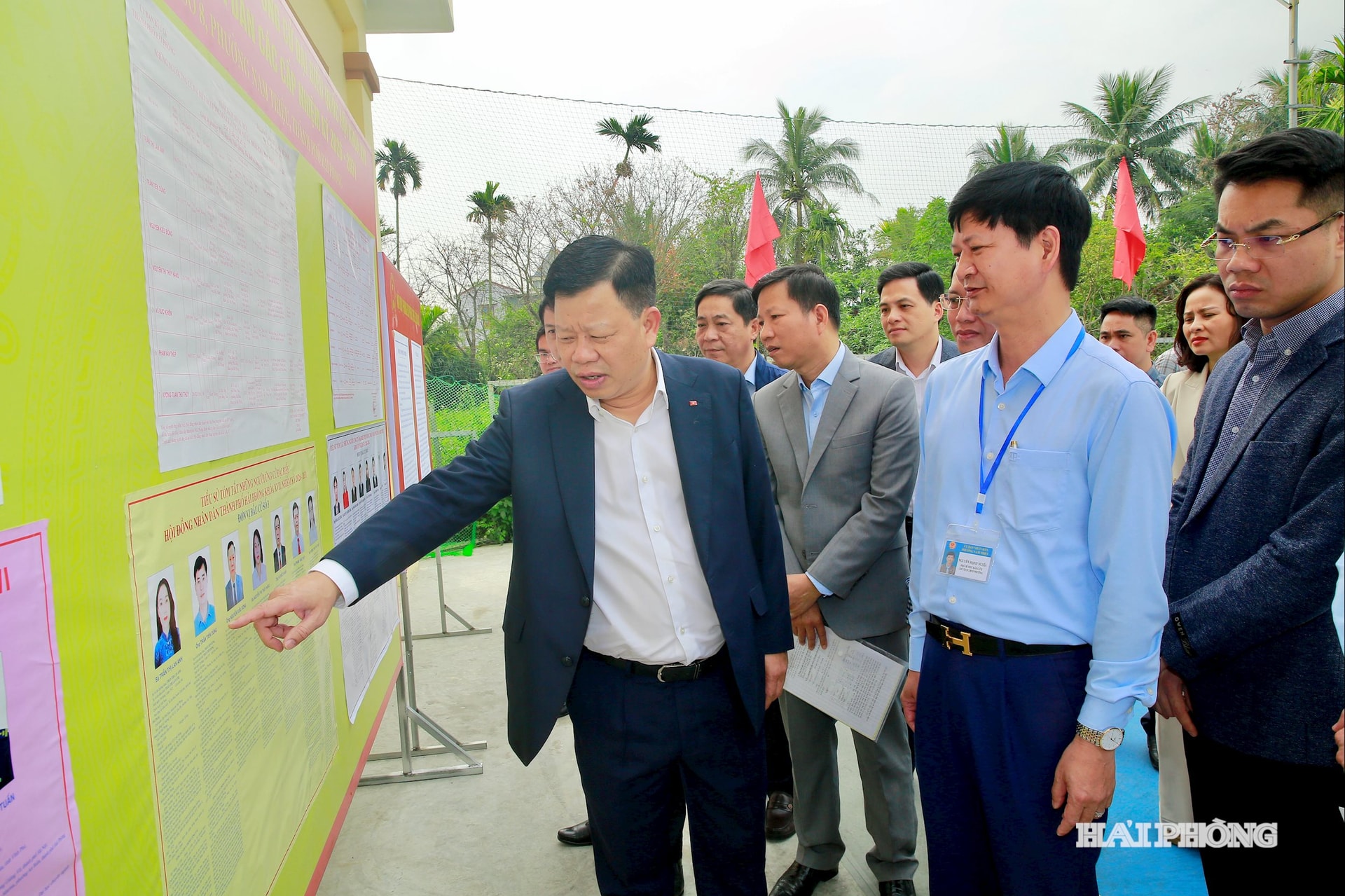 Đồng chí Lê Trung Kiên, Uỷ viên Ban Thường vụ Thành uỷ, Phó chủ tịch UBND thành phố cùng lãnh đạo các sở, ngành kiểm tra công tác chuẩn bị bầu cử tại phường Nam Triệu.